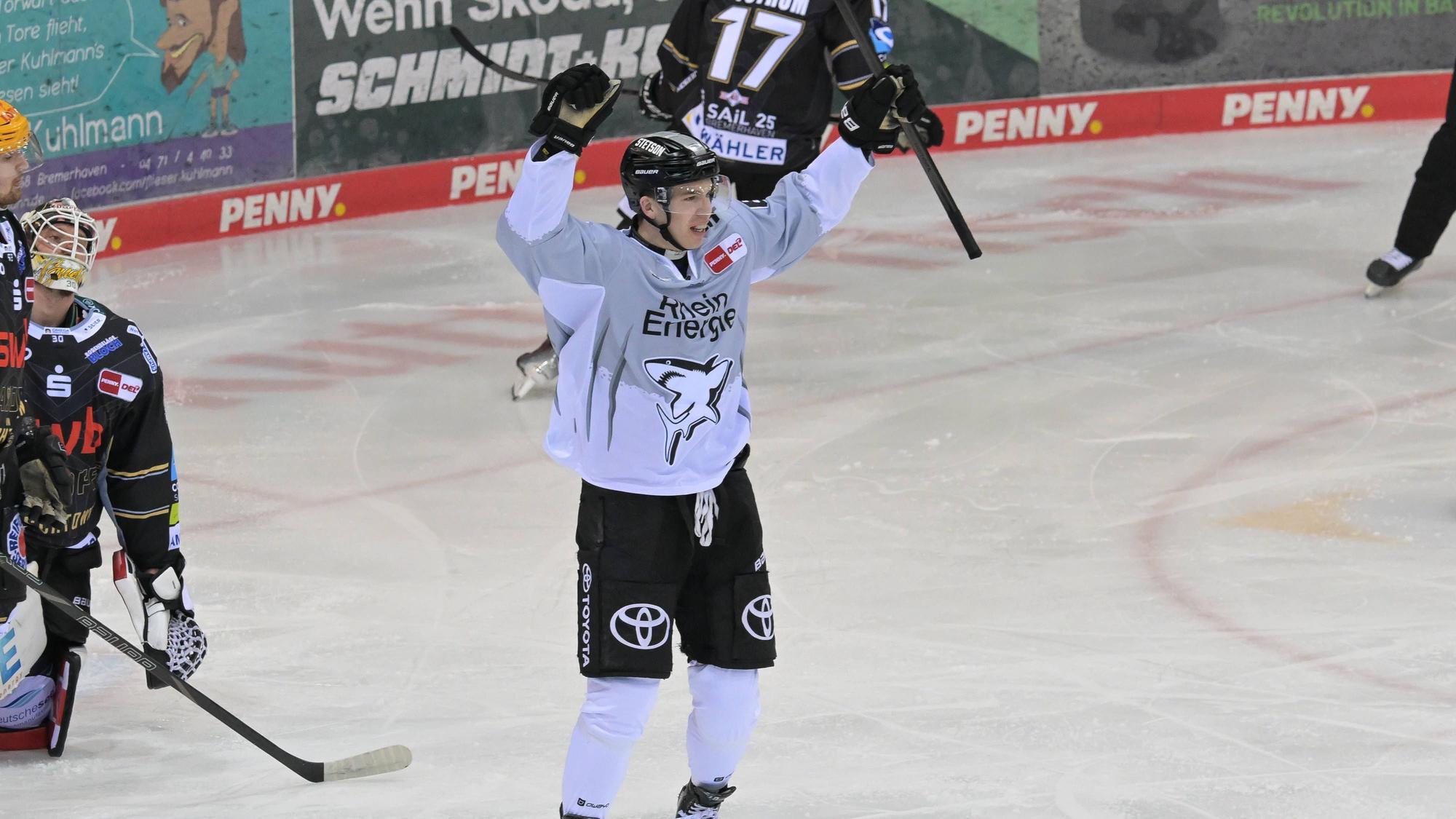 Marco Münzenberger von den Kölner Haien jubelt über ein Tor nach seinem 0:2 gegen die Pinguins Bremerhaven.