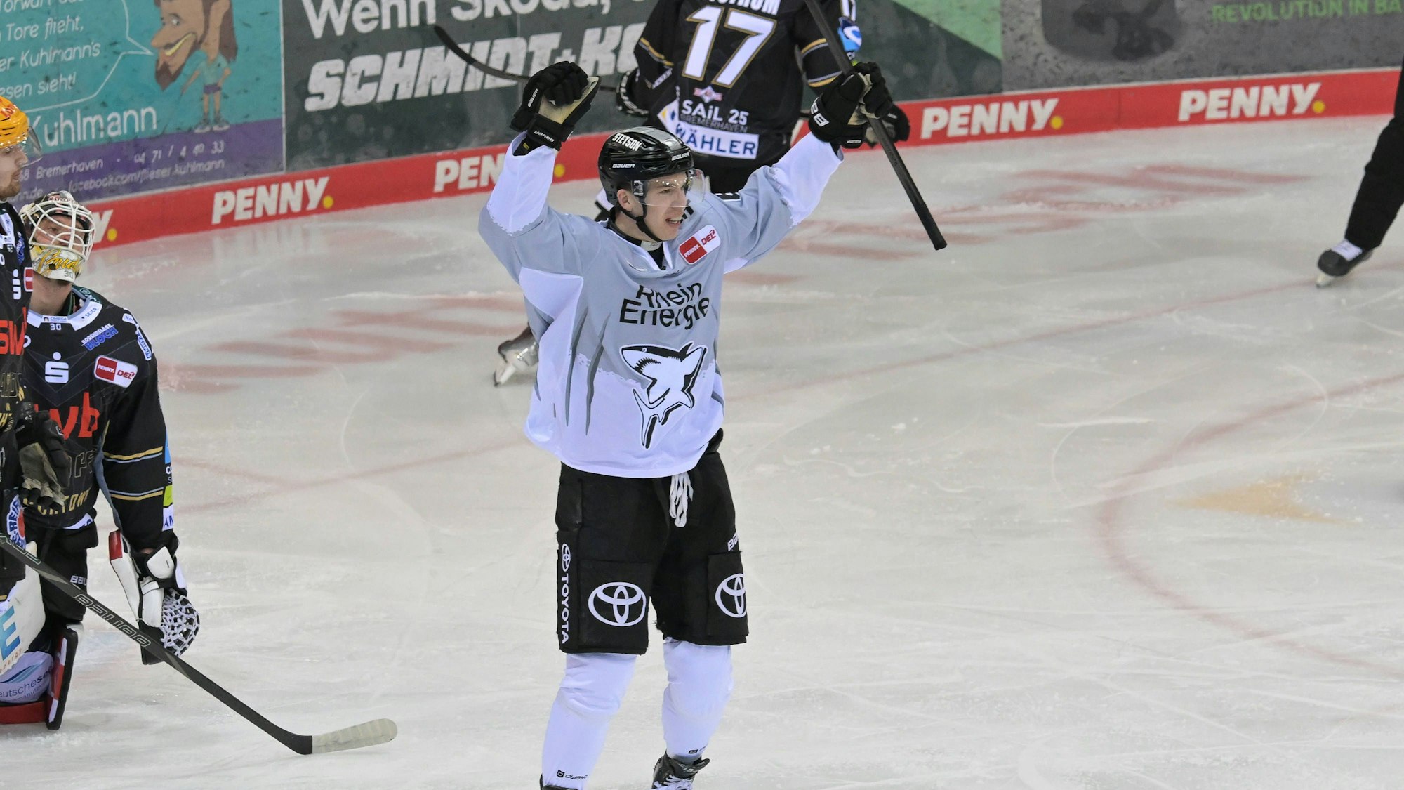 Marco Münzenberger von den Kölner Haien jubelt über ein Tor nach seinem 0:2 gegen die Pinguins Bremerhaven.