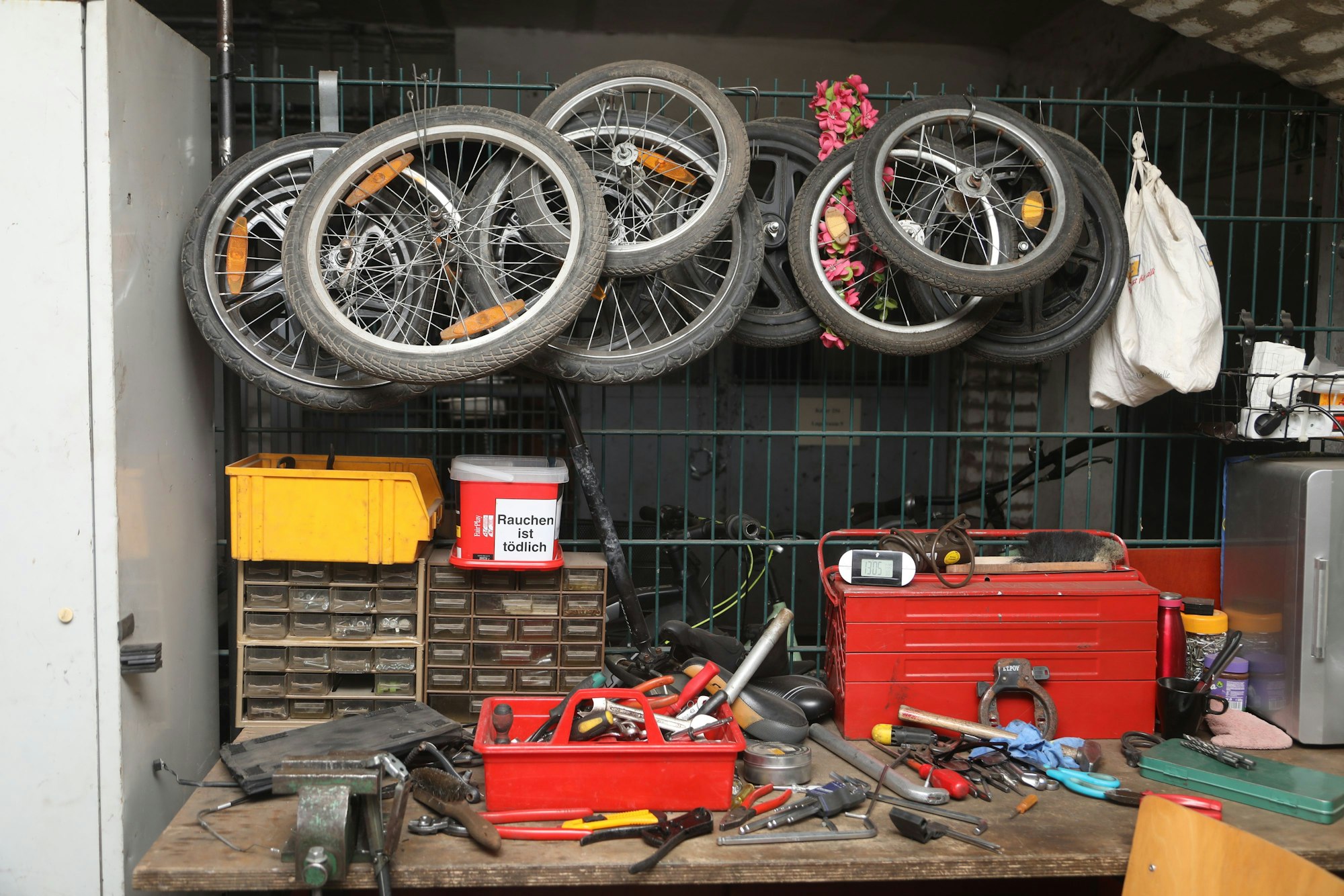 20.03.2025, Köln: Eine Sammlung an Ersatzteile am Umweltzentrum an der Niehler Straße. Die AWB sammelt alte Fahrräder in der Stadt ein. Einige werden im Umweltzentrum reperiert und verkauft. Foto: Arton Krasniqi
