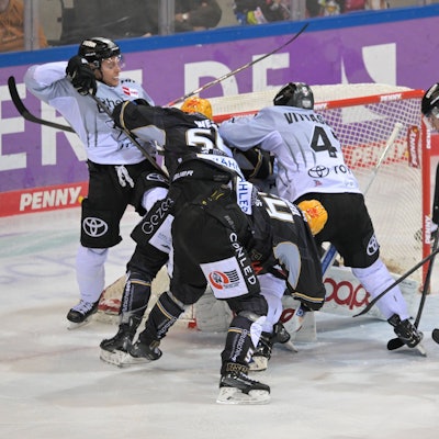 Tumult vor dem Tor von Torwart Julius Hudacek Koelner Haie 35, Pinguins Bremerhaven - Koelner Haie, Eishockey, Deutsche Eishockey Liga, DEL, Play Offs, Spiel 3, 21.03.2025 Bremerhaven Bremen Deutschland *** Pandemonium in front of the goal of goalkeeper Julius Hudacek Koelner Haie 35 , Pinguins Bremerhaven Koelner Haie, Ice Hockey, German Ice Hockey League, DEL, Play Offs, Game 3, 21 03 2025 Bremerhaven Bremen Germany Copyright: xkolbert-press/BurghardxSchreyerx