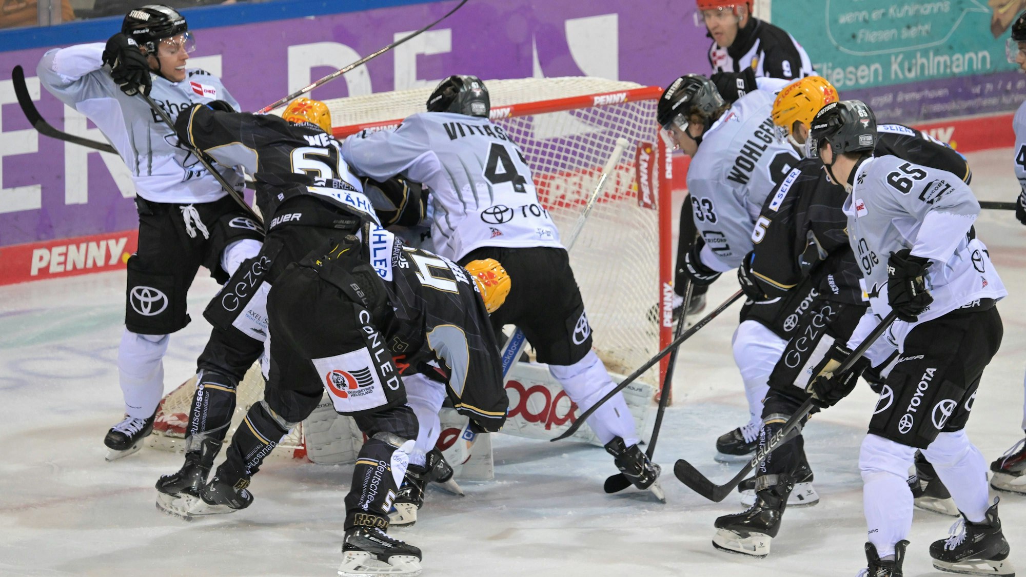 Tumult vor dem Tor von Torwart Julius Hudacek Koelner Haie 35, Pinguins Bremerhaven - Koelner Haie, Eishockey, Deutsche Eishockey Liga, DEL, Play Offs, Spiel 3, 21.03.2025 Bremerhaven Bremen Deutschland *** Pandemonium in front of the goal of goalkeeper Julius Hudacek Koelner Haie 35 , Pinguins Bremerhaven Koelner Haie, Ice Hockey, German Ice Hockey League, DEL, Play Offs, Game 3, 21 03 2025 Bremerhaven Bremen Germany Copyright: xkolbert-press/BurghardxSchreyerx