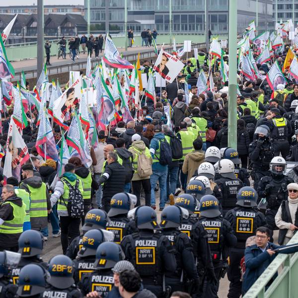 17.02.2024, Köln: Der Protestzug der Kurden blockierte die Straßen. Hier die Deutzer Brücke. Foto: Uwe Weiser