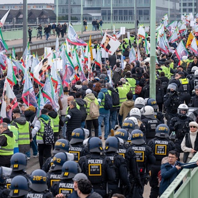 17.02.2024, Köln: Der Protestzug der Kurden blockierte die Straßen. Hier die Deutzer Brücke. Foto: Uwe Weiser