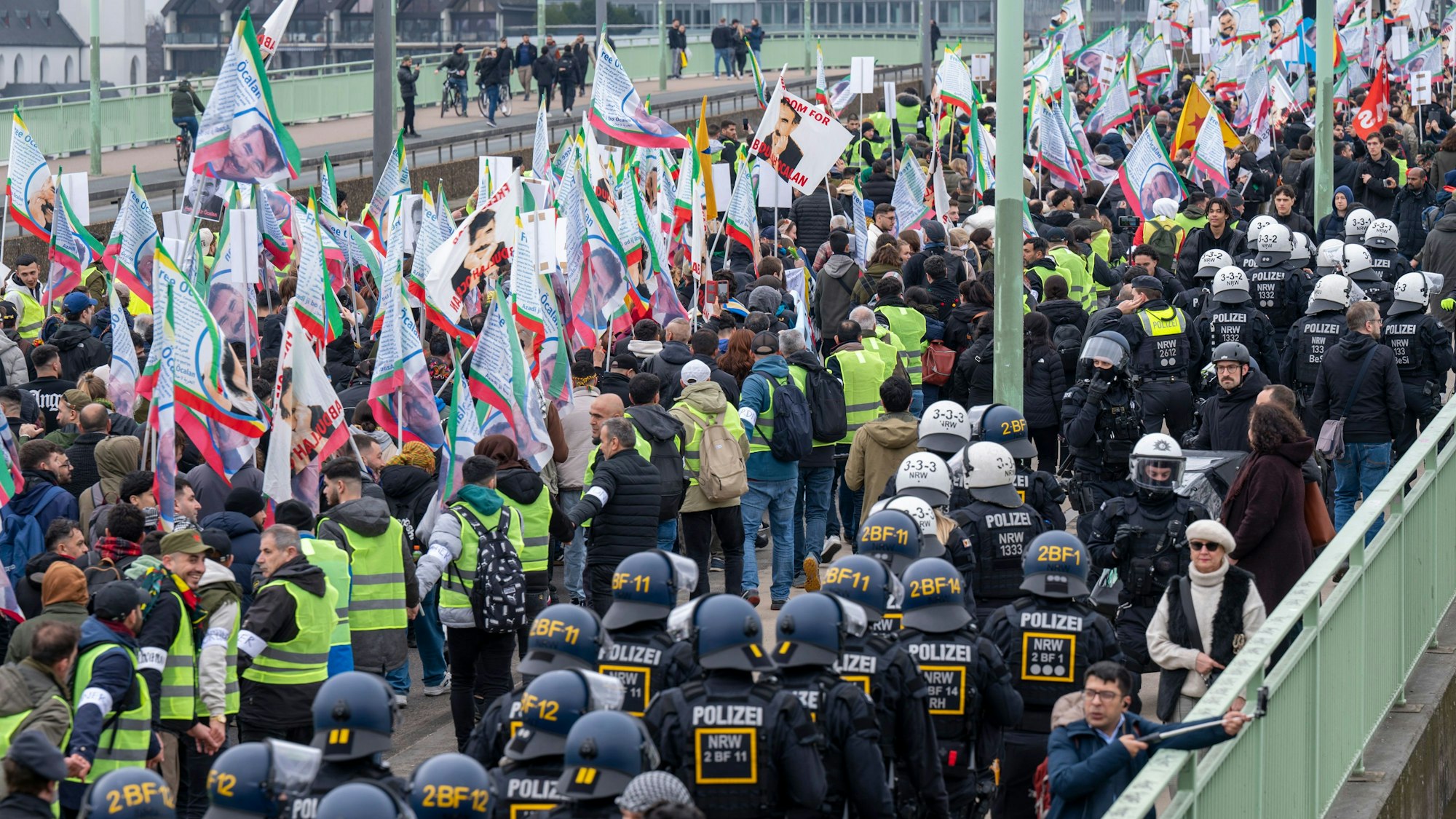 17.02.2024, Köln: Der Protestzug der Kurden blockierte die Straßen. Hier die Deutzer Brücke. Foto: Uwe Weiser