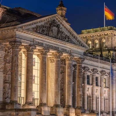 Der Eingang des Reichstages in Berlin bei Nacht. (Archivbild)