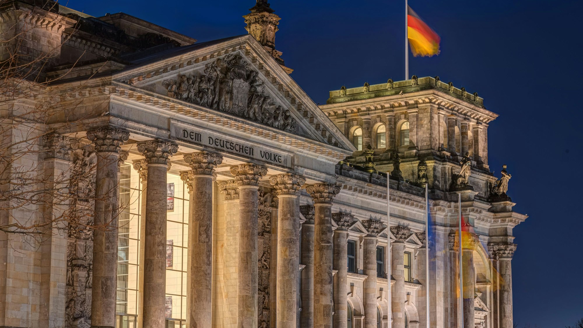 Der Eingang des Reichstages in Berlin bei Nacht. (Archivbild)