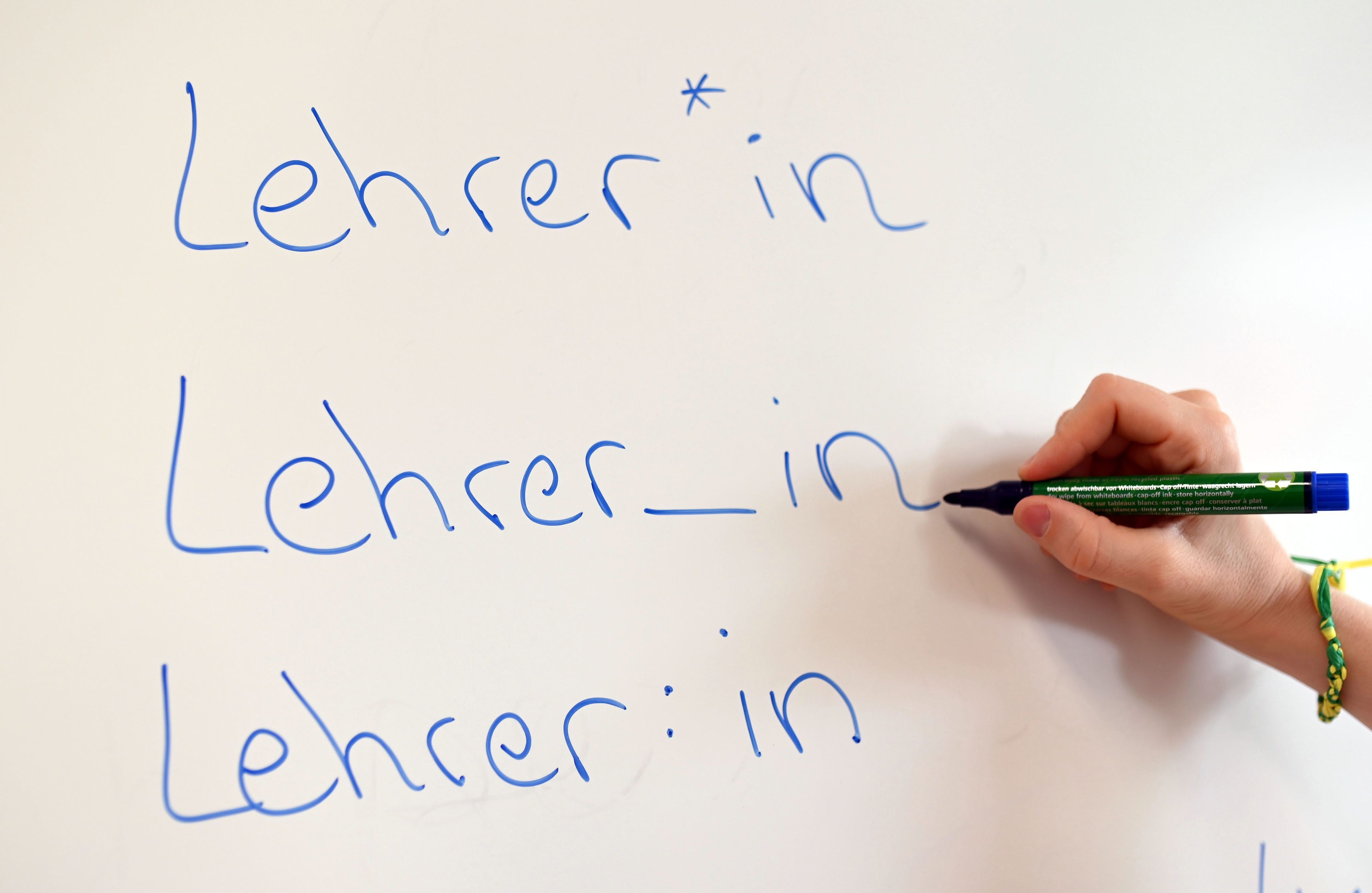 An einem Whiteboard steht das Wort ´Lehrer» in verschiedenen Gender-Schreibweisen. (Symbolbild)