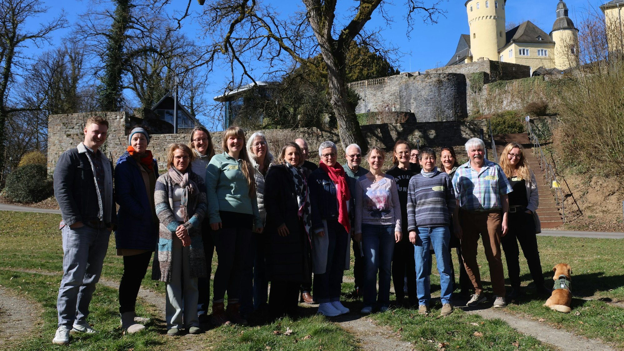 Zu sehen ist ein Gruppe von Menschen vor Schloss Homburg.