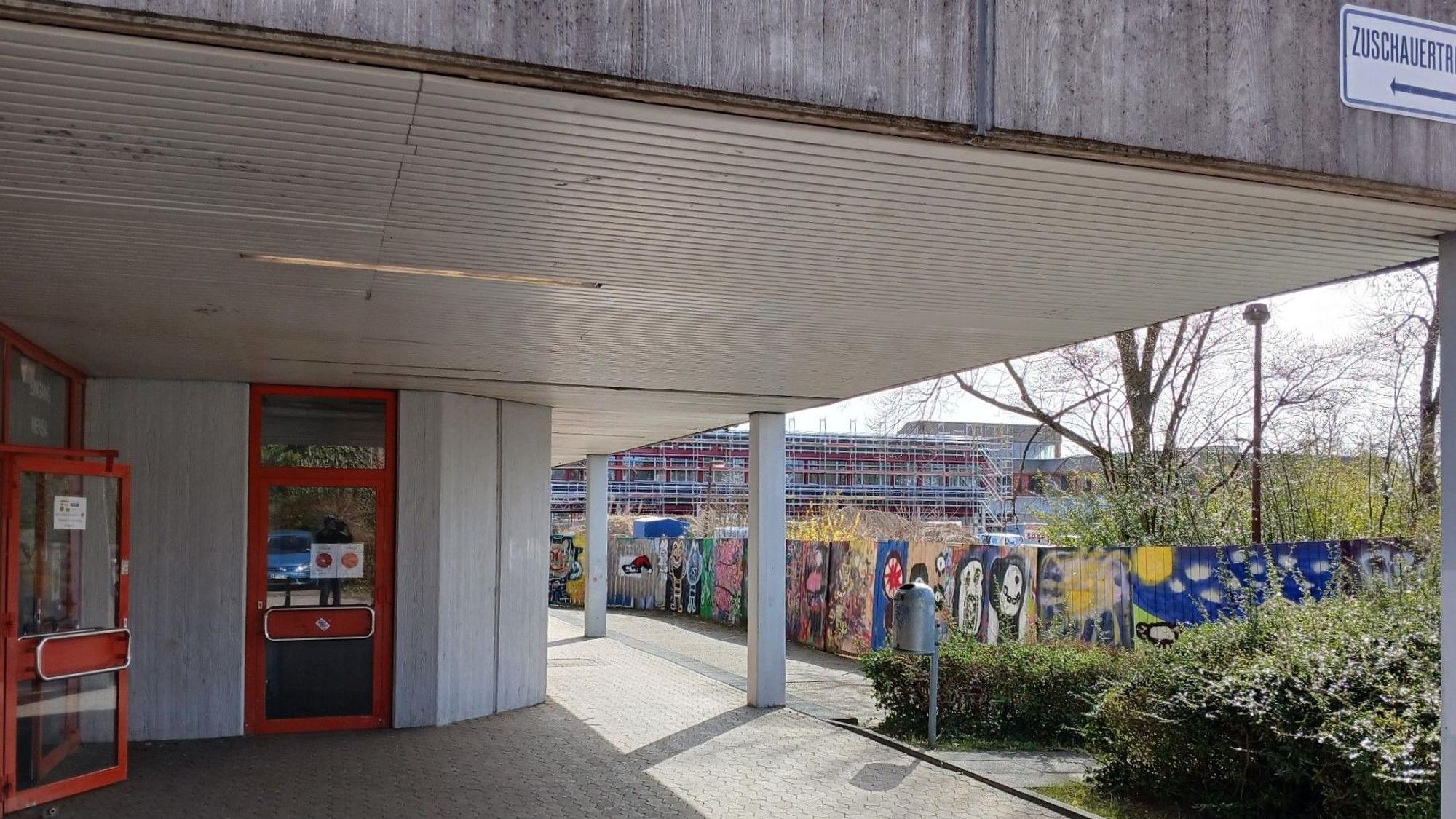 Schulzentrum Neuenhof, Mensagebäude, rechts im Hintergrund der Neubau für den Bildungscampus