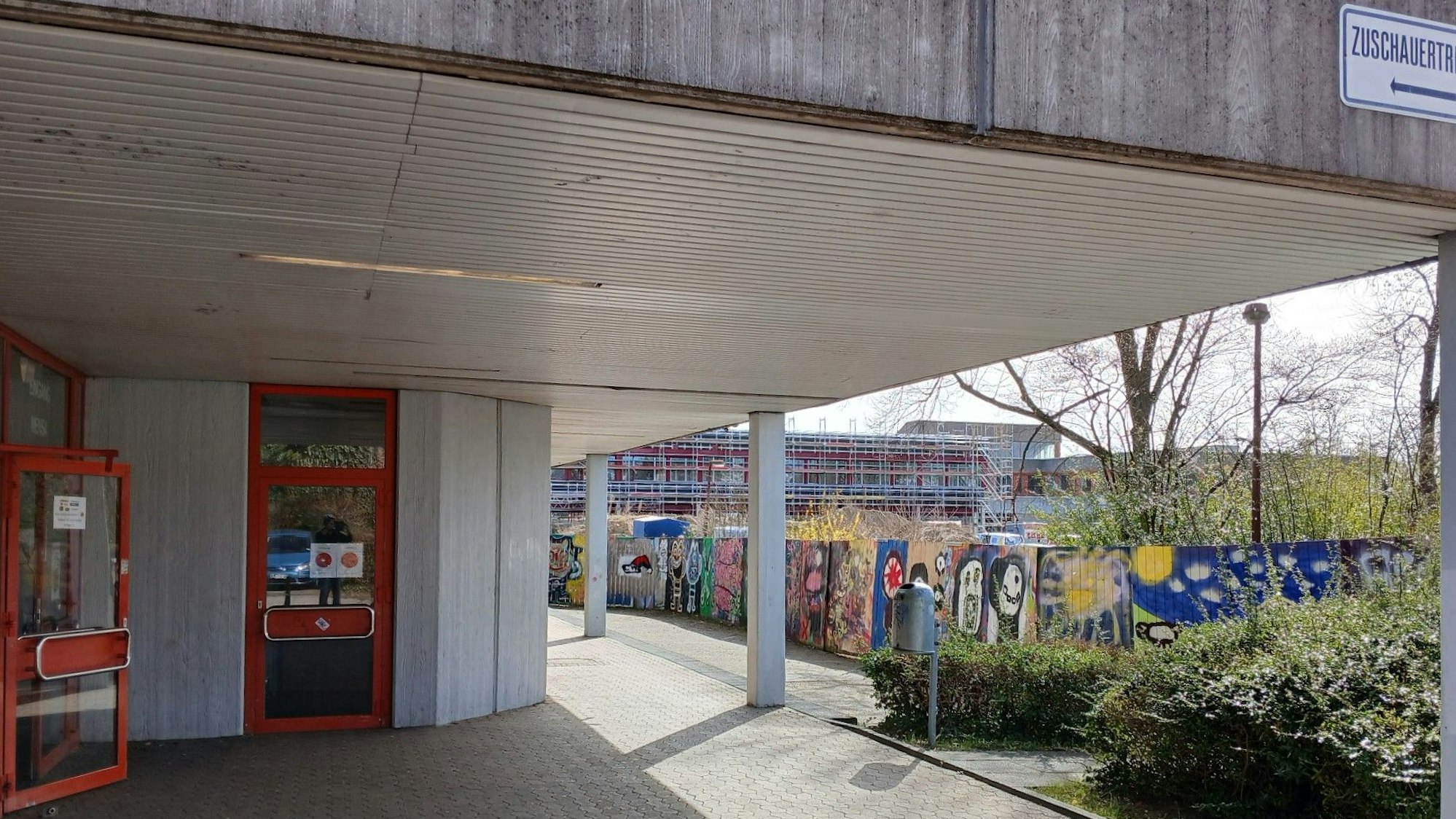 Schulzentrum Neuenhof, Mensagebäude, rechts im Hintergrund der Neubau für den Bildungscampus