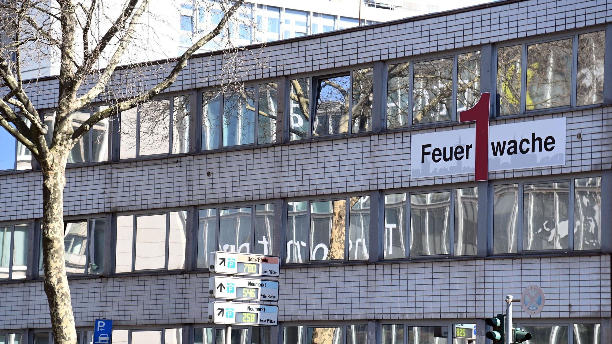20.03.2025. Rundgang durch die marode Feuerwache 1 in der Innenstadt: geplatzte Wasserleitungen, Schimmel an der Wand, Heizcontainer auf dem Hof und weitere Situationen. Foto: Alexander Schwaiger