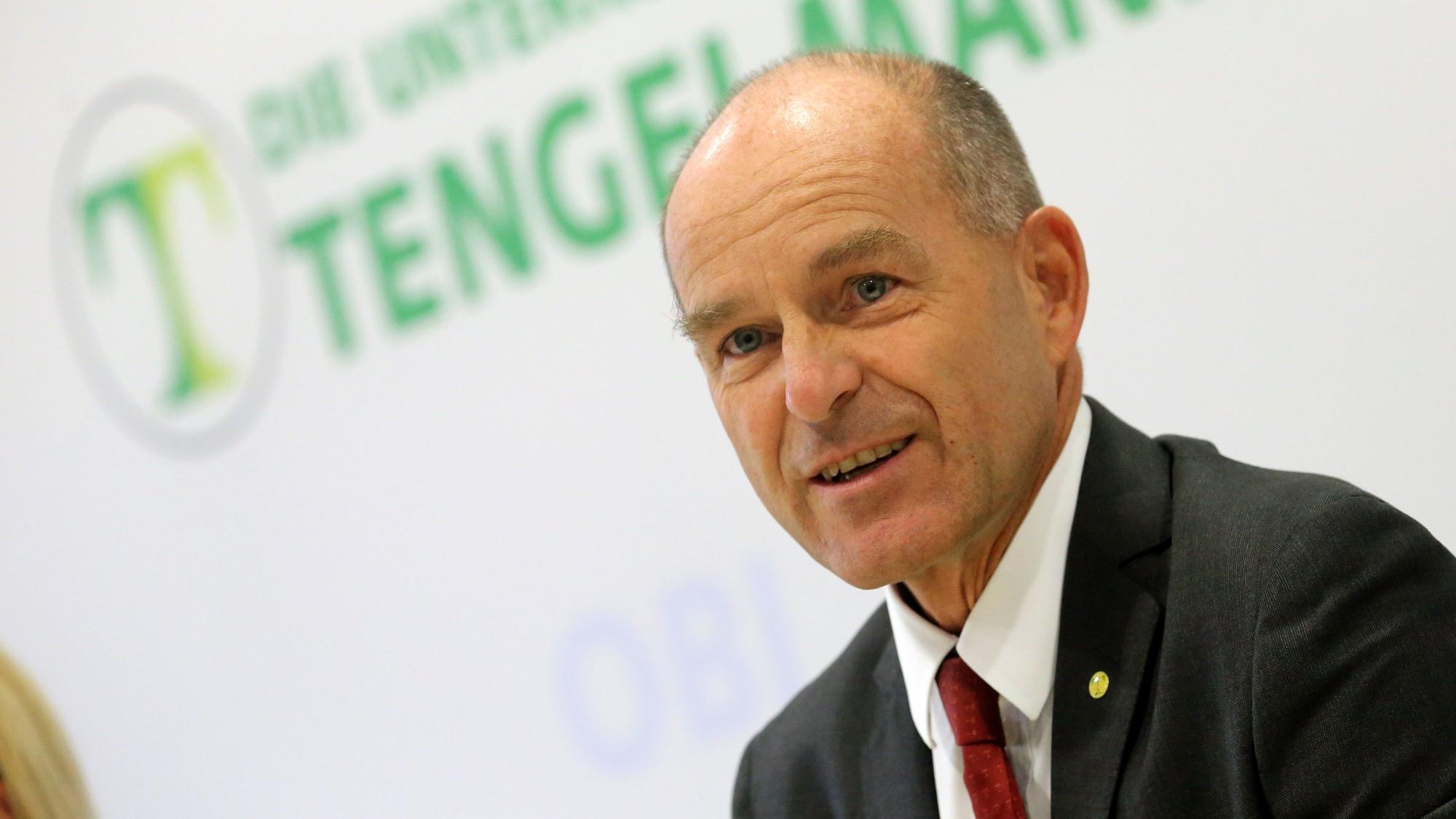 Das Bild zeigt den verschwundenen Karl-Erivan Haub im Jahr 2015 bei einer Tengelmann-Pressekonferenz. (Archivbild)