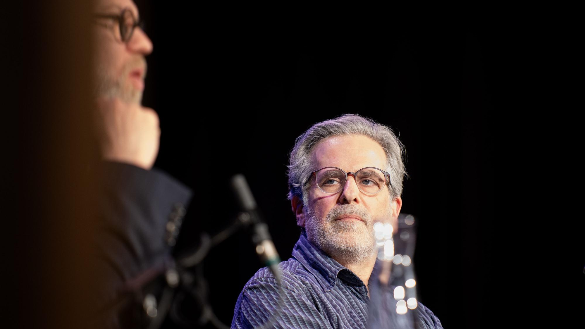 Jonathan Lethem und Thomas Böhm (vorne) während ihrer lit.Cologne-Lesung in der Volksbühne am Rudolfplatz