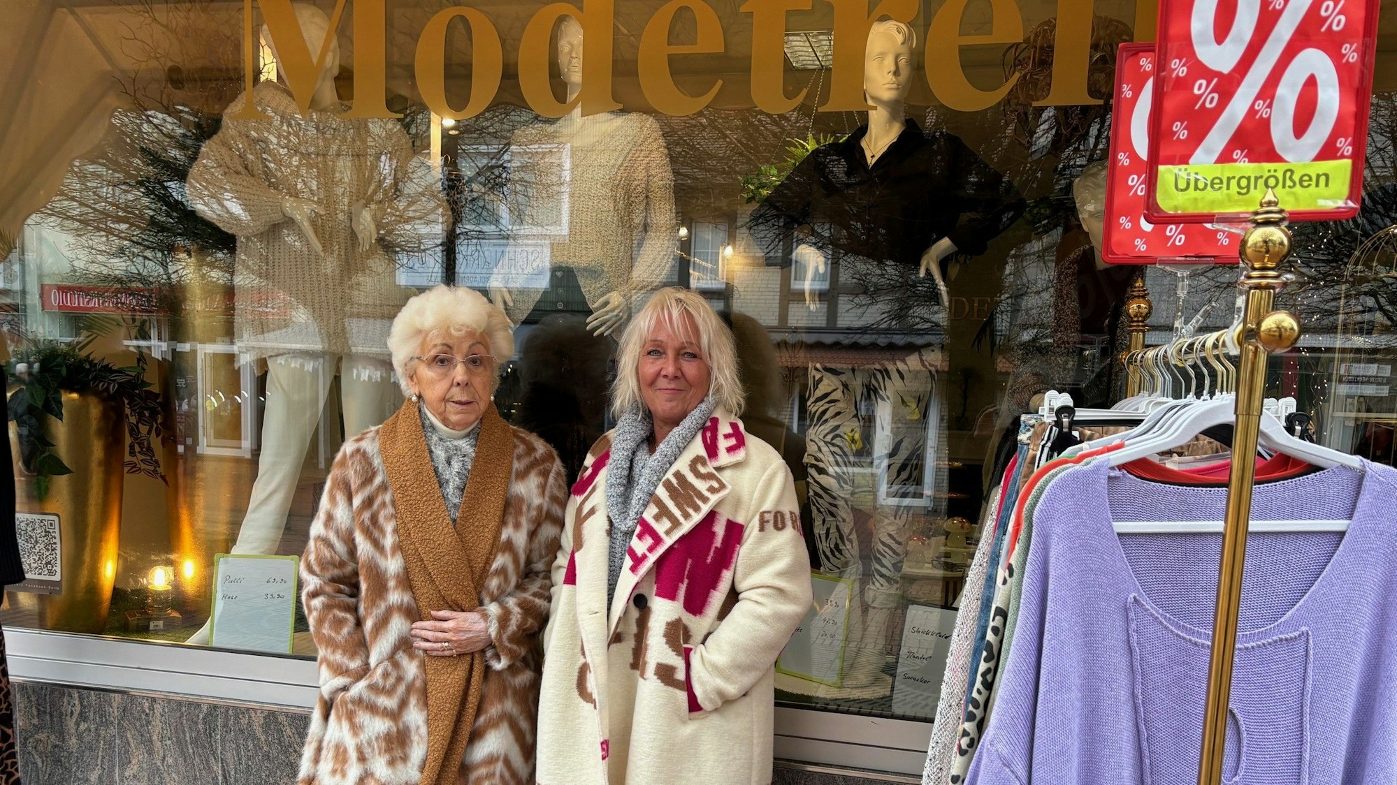 Auf dem Bild sind zwei Frauen vor dem Schaufenster einer Boutique zu sehen.