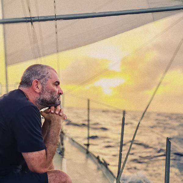 Wipperfürther Michael Atug (53) hat die Hände ineinander gefaltet, stützt darauf seinen Kopf und schaut von einem Segelboot aus aufs Meer.