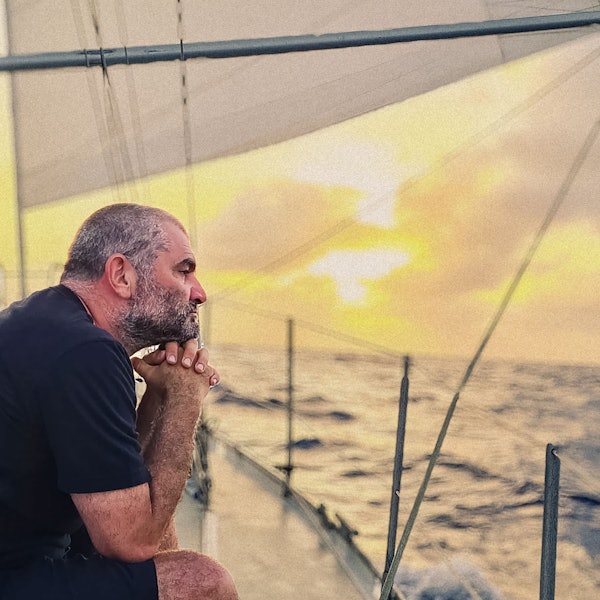 Der Wipperfürther Michael Atug (53) auf dem Segelboot, auf dem er mit zwei Freunden zurzeit über den Atlantik nach Guadeloupe fährt.