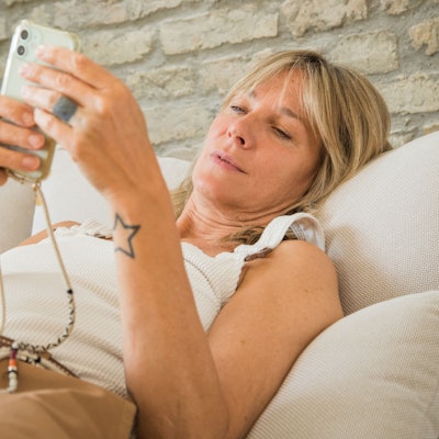 Viele Menschen wünschen sich eine bessere „Phone-Life-Balance“ - zu Recht. Und das Smartphone weniger zu nutzen, trägt dazu bei.