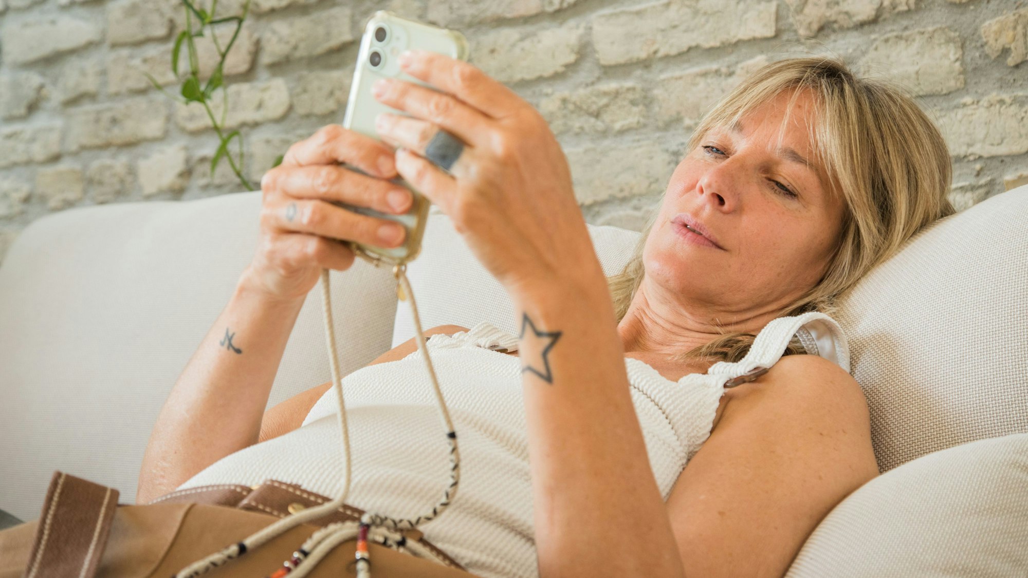 Viele Menschen wünschen sich eine bessere „Phone-Life-Balance“ - zu Recht. Und das Smartphone weniger zu nutzen, trägt dazu bei.