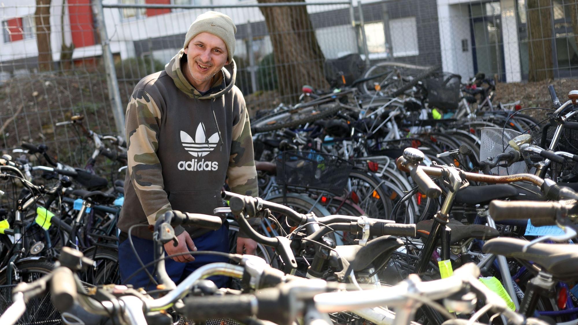 20.03.2025, Köln: Artuhr Krassmann (43) ist einer der Handwerker auf dem Schrottplatz. Die Schrottrad-Verwerter erwecken auf dem Verwertungshof an der Niehler Straße Schrotträder, die von der AWB eingesammelt wurden zu neuem Leben. Foto: Arton Krasniqi
