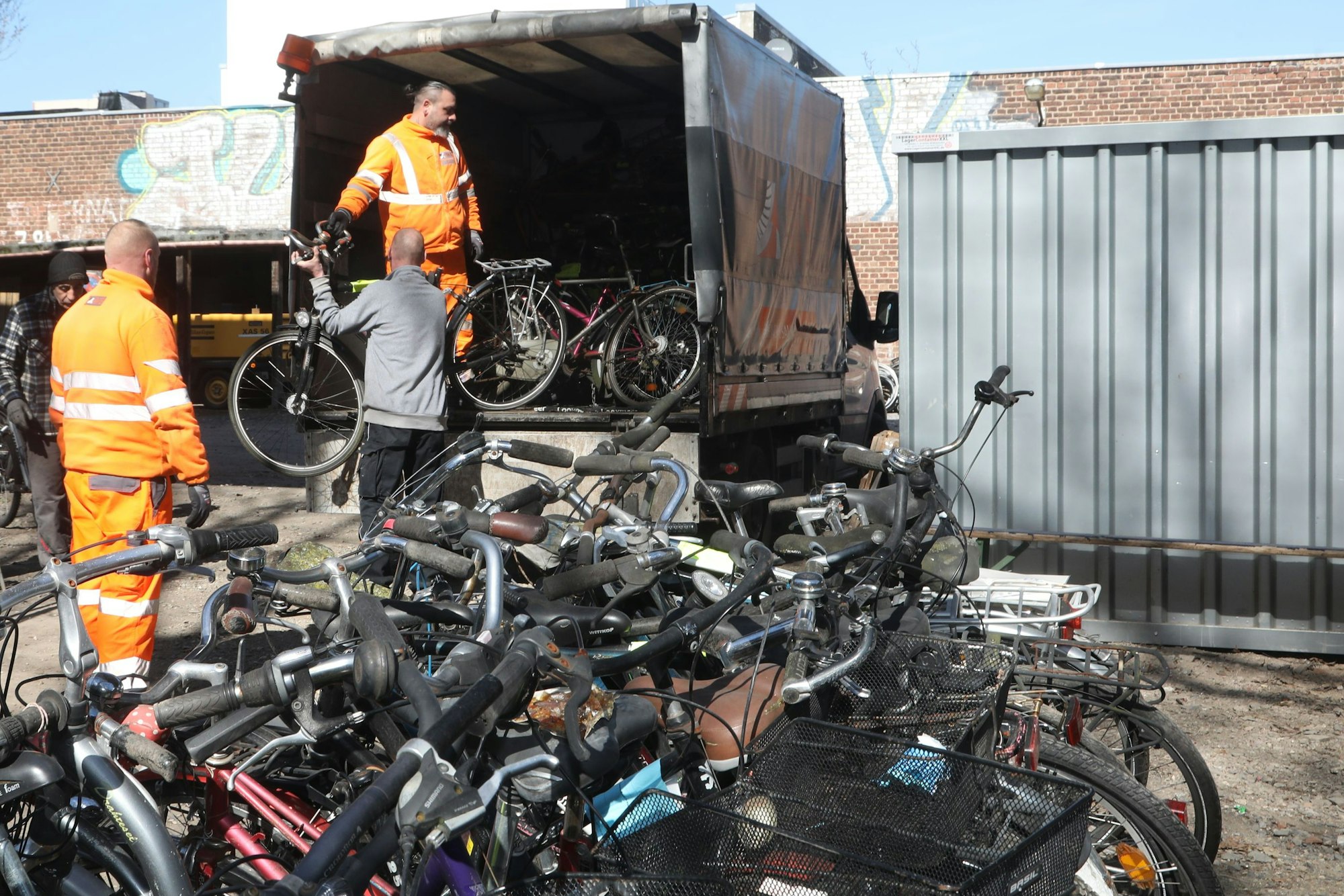 20.03.2025, Köln: Die Schrottrad-Verwerter. Zwei Enthusiasten erwecken auf dem Verwertungshof an der Niehler Straße Schrotträder, die von der AWB eingesammelt wurden zu neuem Leben. Foto: Arton Krasniqi