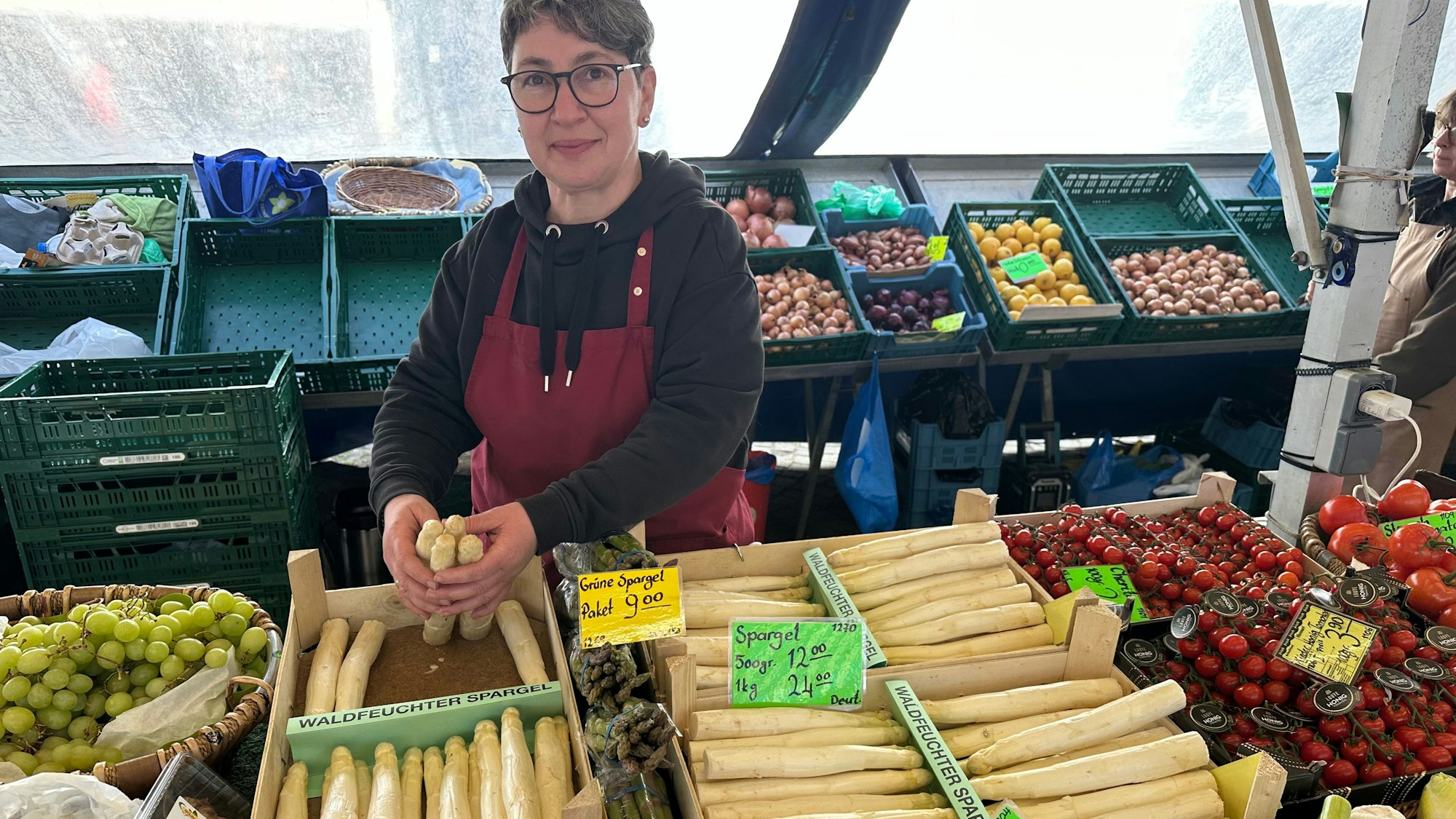 Fadime Sezer ist Geschäftsführerin des Marktstandes mit dem Namen "Spanischer Garten" auf dem Wochenmarkt in Siegburg