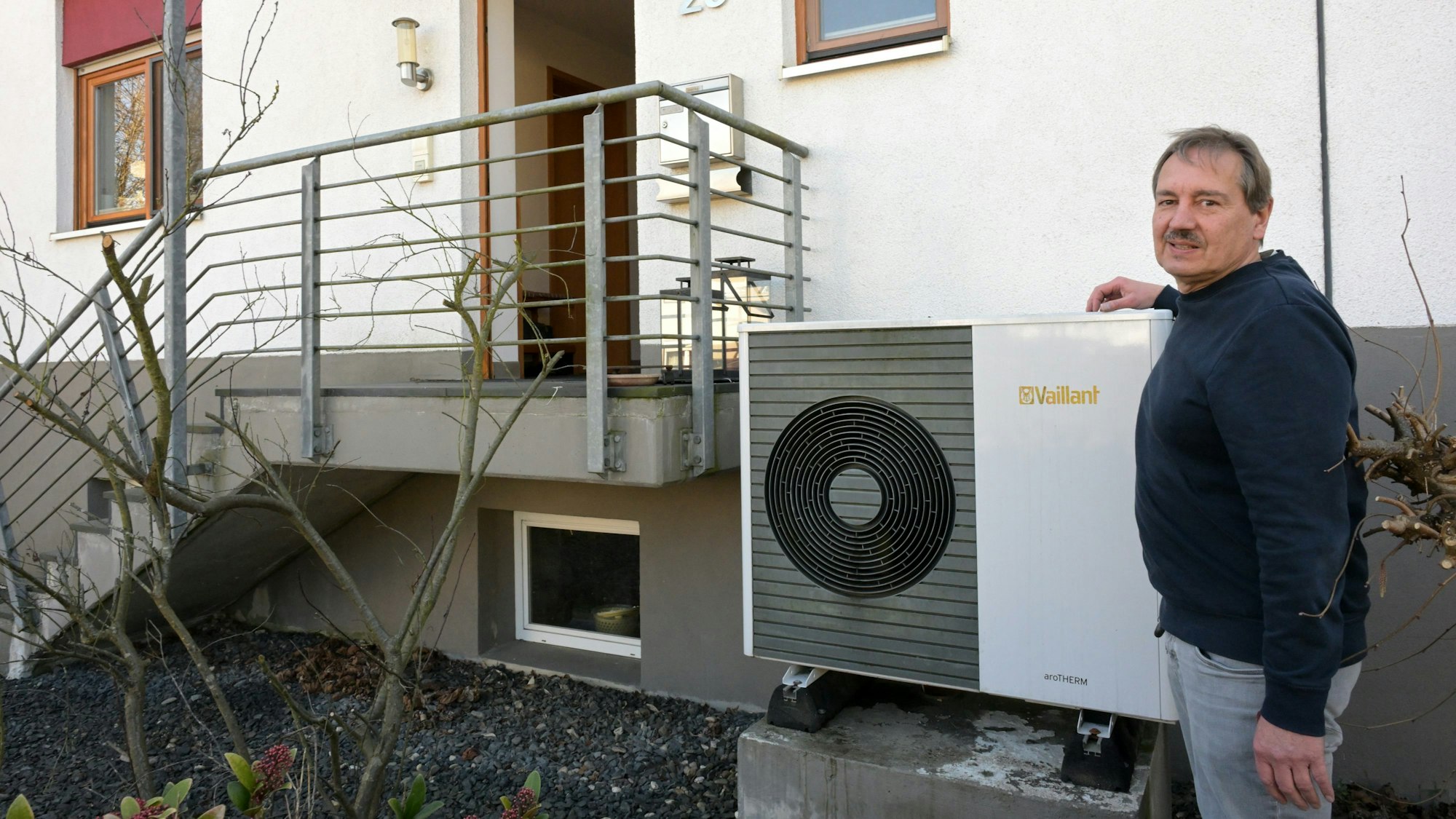 Jörg Moser steht an der gemeinschaftlichen Wärmepumpe.