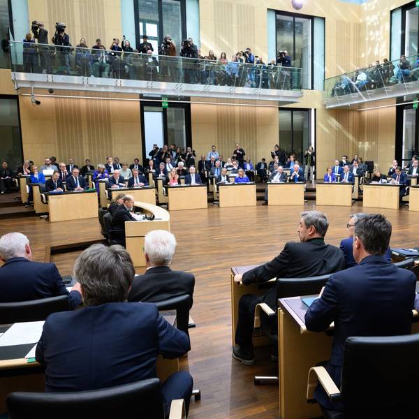Die Mitglieder des Bundesrats stimmen bei der Plenarsitzung im Deutschen Bundesrat per Abfrage über die vom Bundestag beschlossenen Reform der Schuldenbremse ab.