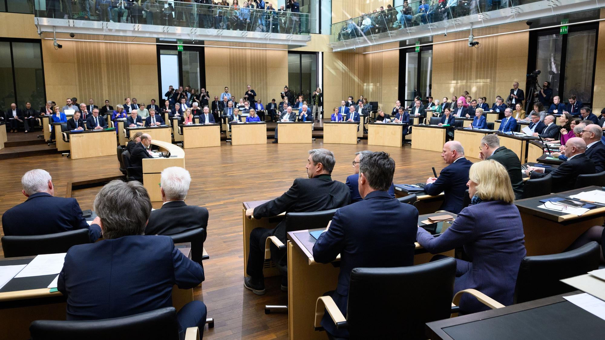 Die Mitglieder des Bundesrats stimmen bei der Plenarsitzung im Deutschen Bundesrat per Abfrage über die vom Bundestag beschlossenen Reform der Schuldenbremse ab.