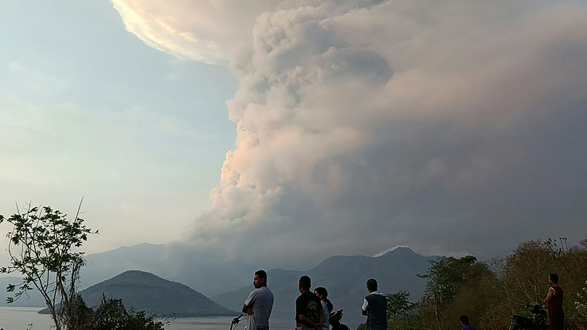 Anwohner beobachten im November 2024, wie der Vulkan Lewotobi Laki-Laki während eines Ausbruchs in Ost Flores, Indonesien, vulkanisches Material ausspuckt. (Archivbild)