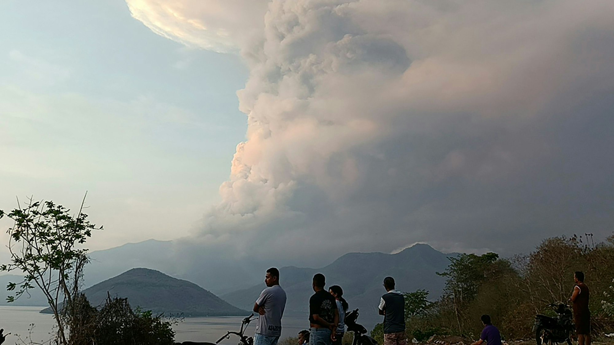 Anwohner beobachten im November 2024, wie der Vulkan Lewotobi Laki-Laki während eines Ausbruchs in Ost Flores, Indonesien, vulkanisches Material ausspuckt.