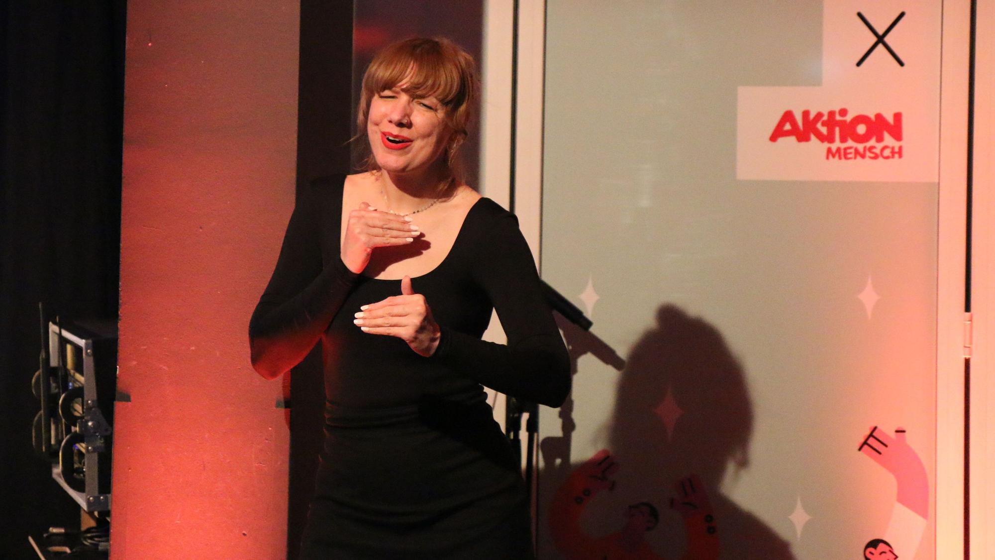 Deaf-Performerin Laura Valyte begleitet den Auftritt von Max Giesinger.