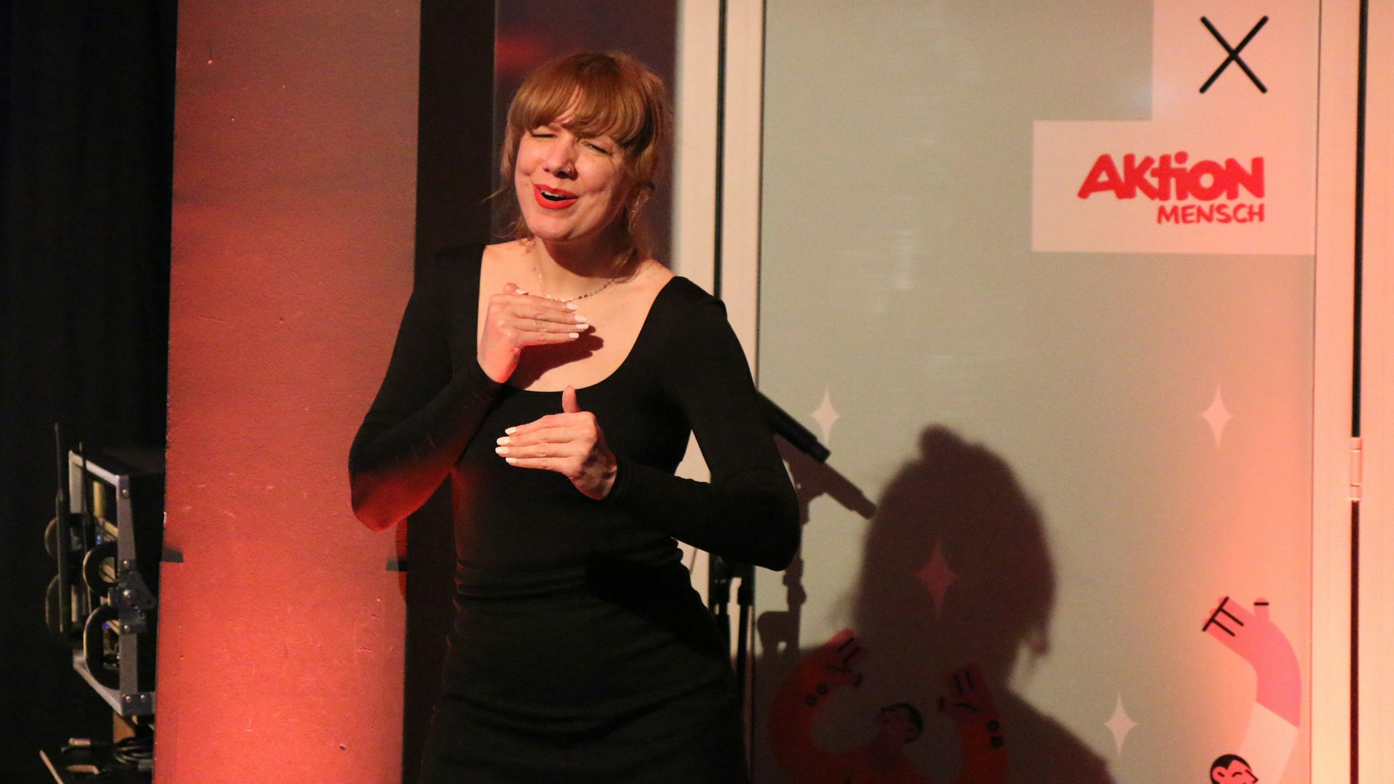 Deaf-Performerin Laura Valyte begleitet den Auftritt von Max Giesinger.