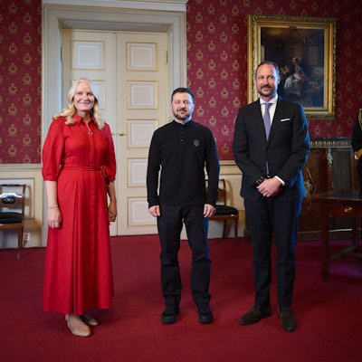 Ukraine-Präsident Wolodymyr Selenskyj (m) mit Kronprinz Haakon (r) und Kronprinzessin Mette-Marit (l) bei einer Audienz im Schloss in Oslo am 20. März 2025.