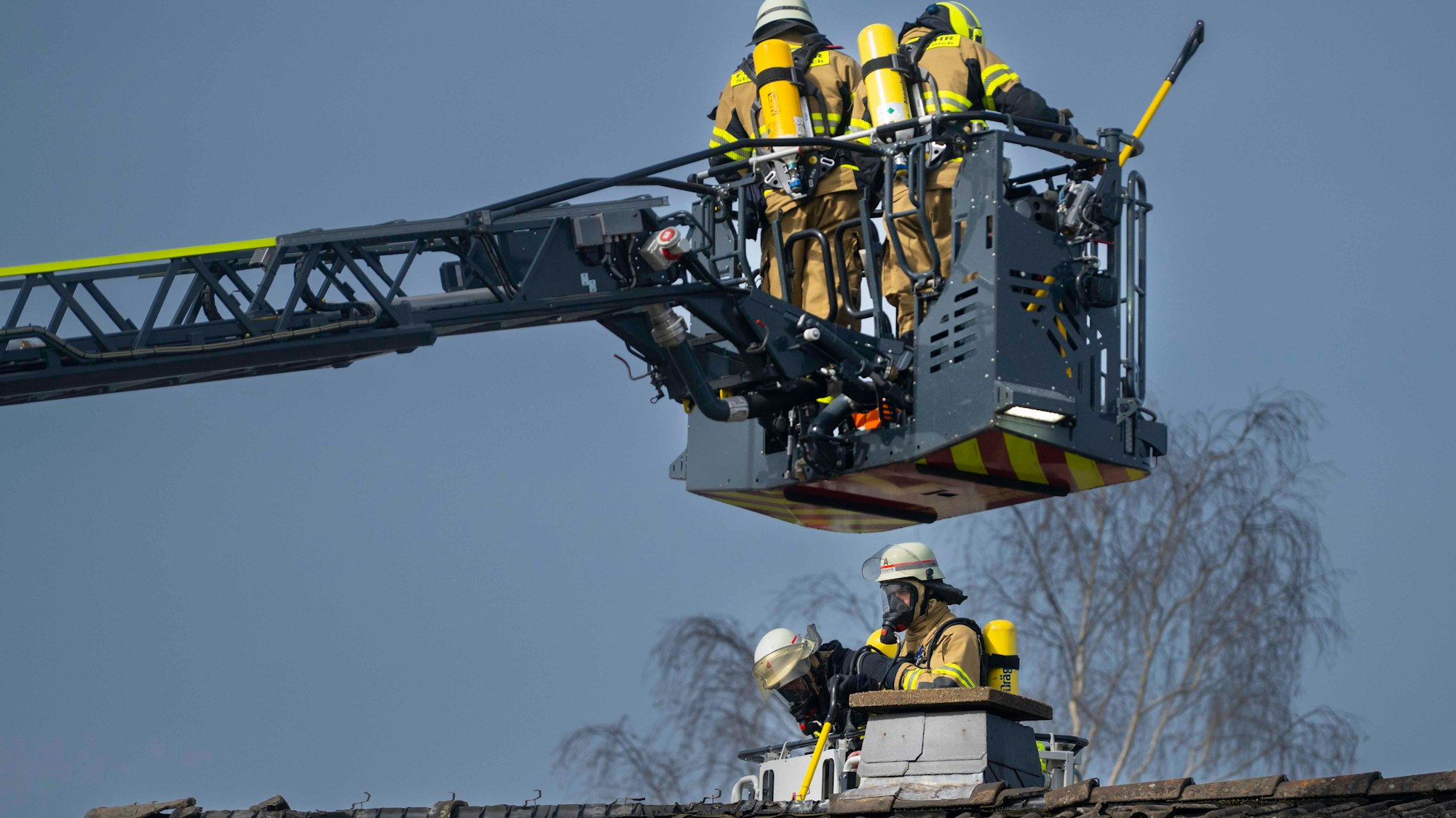 Das Bild zeigt die Mechernicher und die Euskirchener Feuerwehr im Einsatz auf dem Dach.