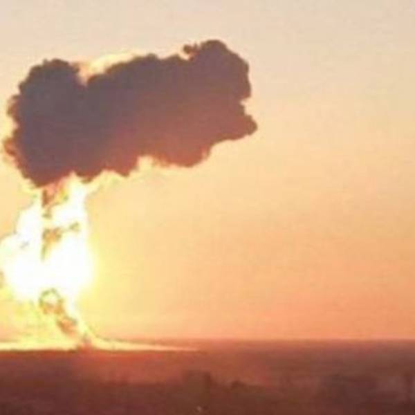In den sozialen Netzwerken kursierende Aufnahmen zeigen eine enorme Explosion auf dem russischen Militärflugplatz Engels II.