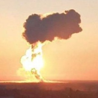 In den sozialen Netzwerken kursierende Aufnahmen zeigen eine enorme Explosion auf dem russischen Militärflugplatz Engels II.