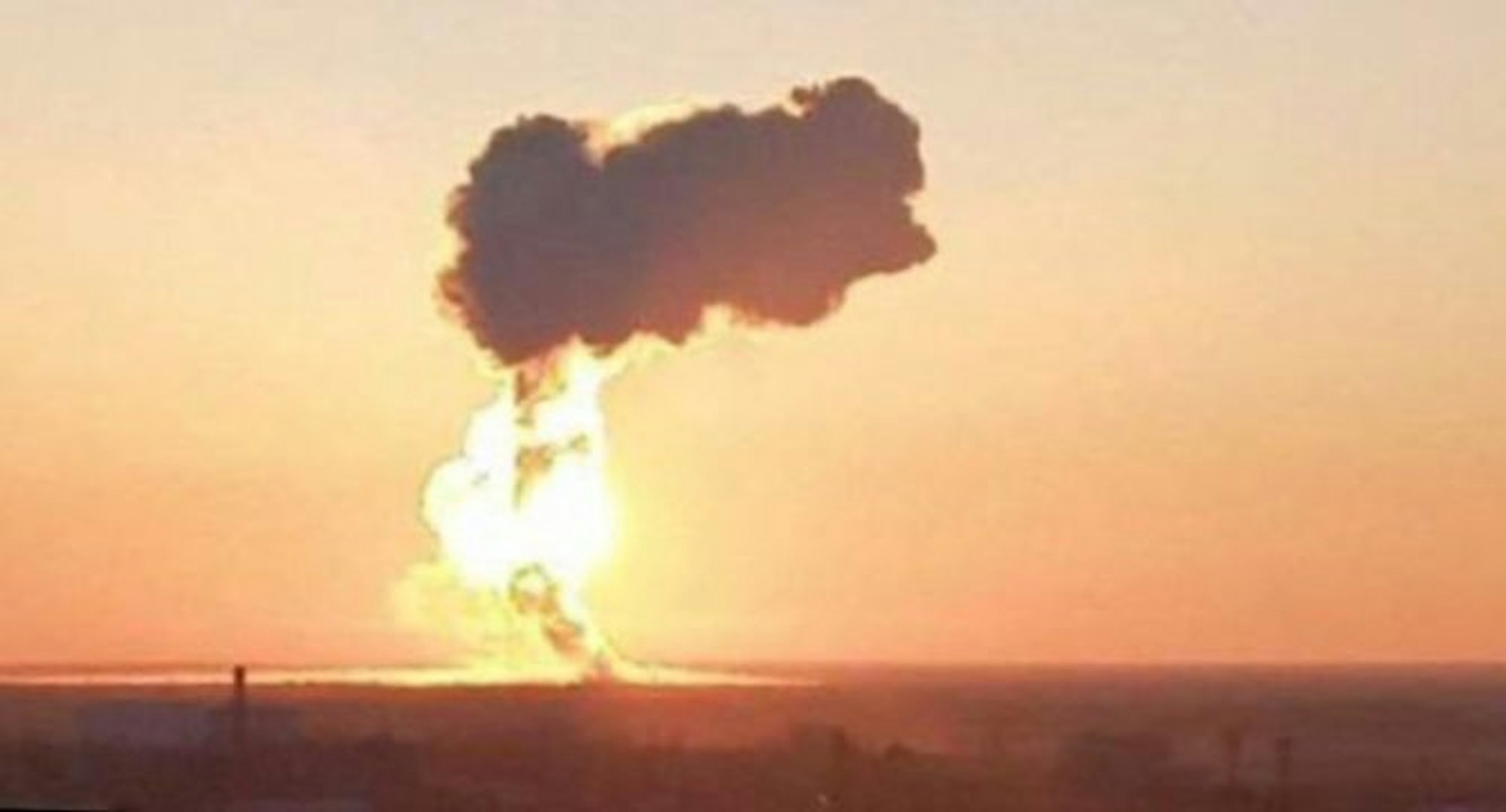 In den sozialen Netzwerken kursierende Aufnahmen zeigen eine enorme Explosion auf dem russischen Militärflugplatz Engels II.