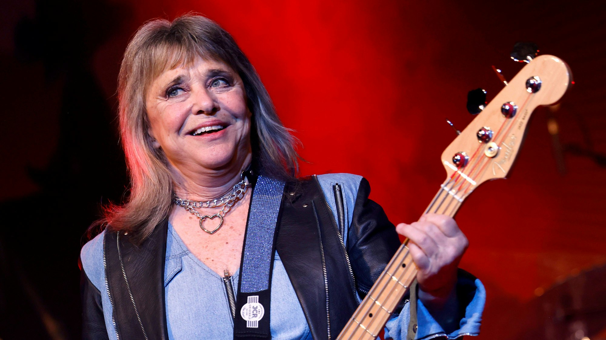 Sängerin Suzi Quatro bei ihrem Auftritt im Rahmen ihrer Tournee 2024 im Kölner Theater im Tanzbrunnen.