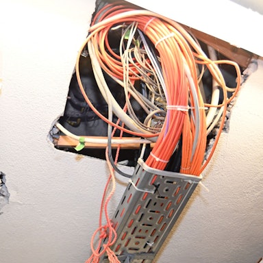 20.03.2025. Rundgang durch die marode Feuerwache 1 in der Innenstadt: geplatzte Wasserleitungen, Schimmel an der Wand, Heizcontainer auf dem Hof und weitere Situationen. Foto: Alexander Schwaiger