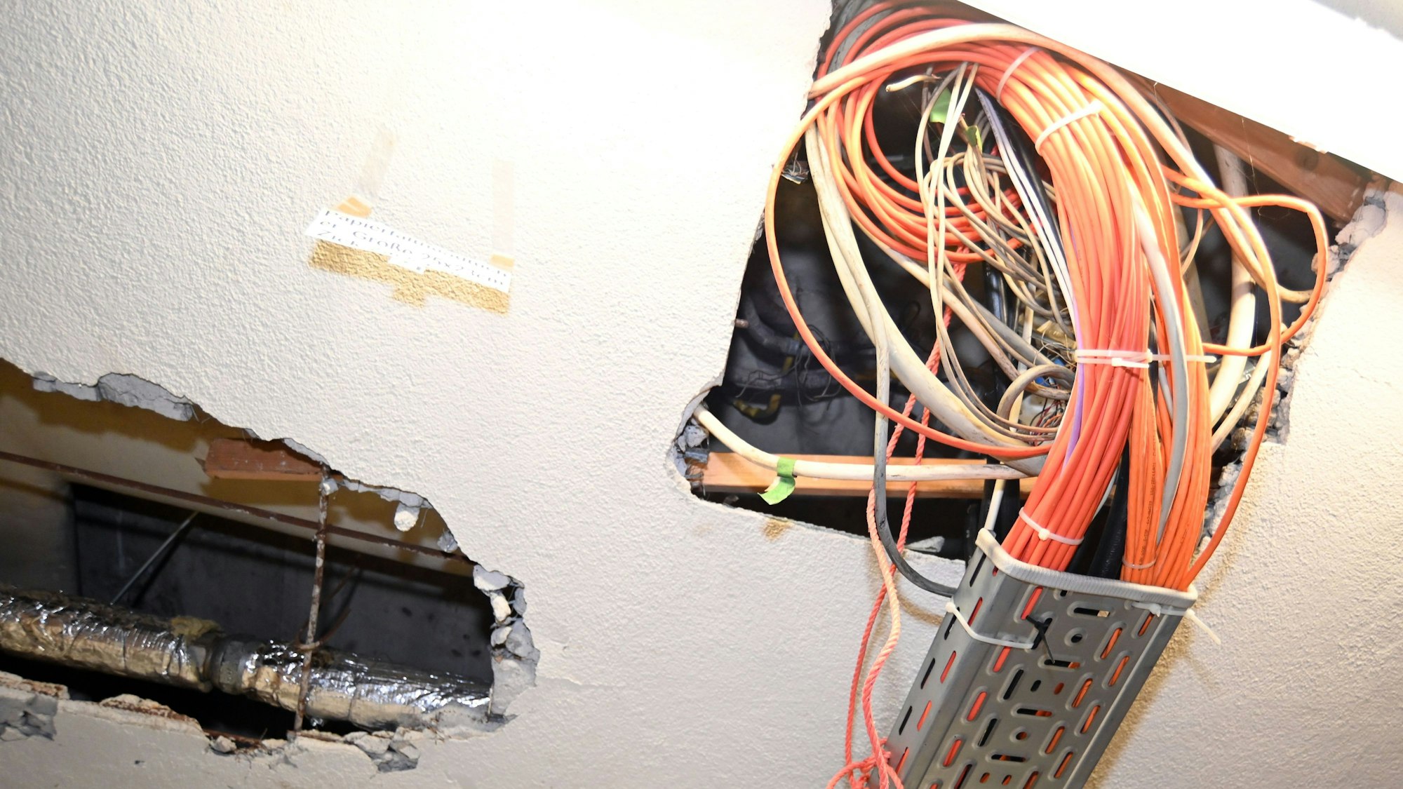 20.03.2025. Rundgang durch die marode Feuerwache 1 in der Innenstadt: geplatzte Wasserleitungen, Schimmel an der Wand, Heizcontainer auf dem Hof und weitere Situationen. Foto: Alexander Schwaiger