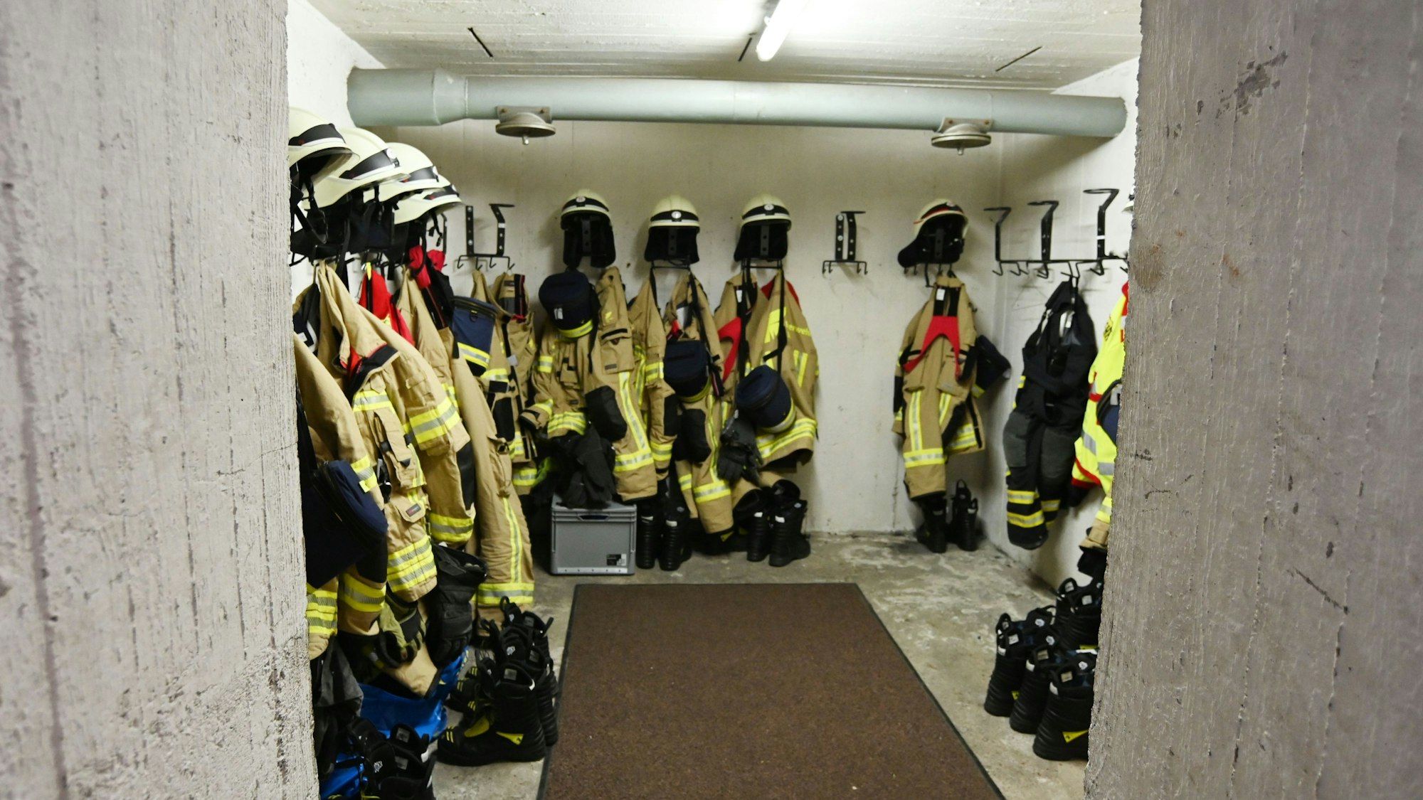 20.03.2025. Rundgang durch die marode Feuerwache 1 in der Innenstadt: geplatzte Wasserleitungen, Schimmel an der Wand, Heizcontainer auf dem Hof und weitere Situationen. Foto: Alexander Schwaiger