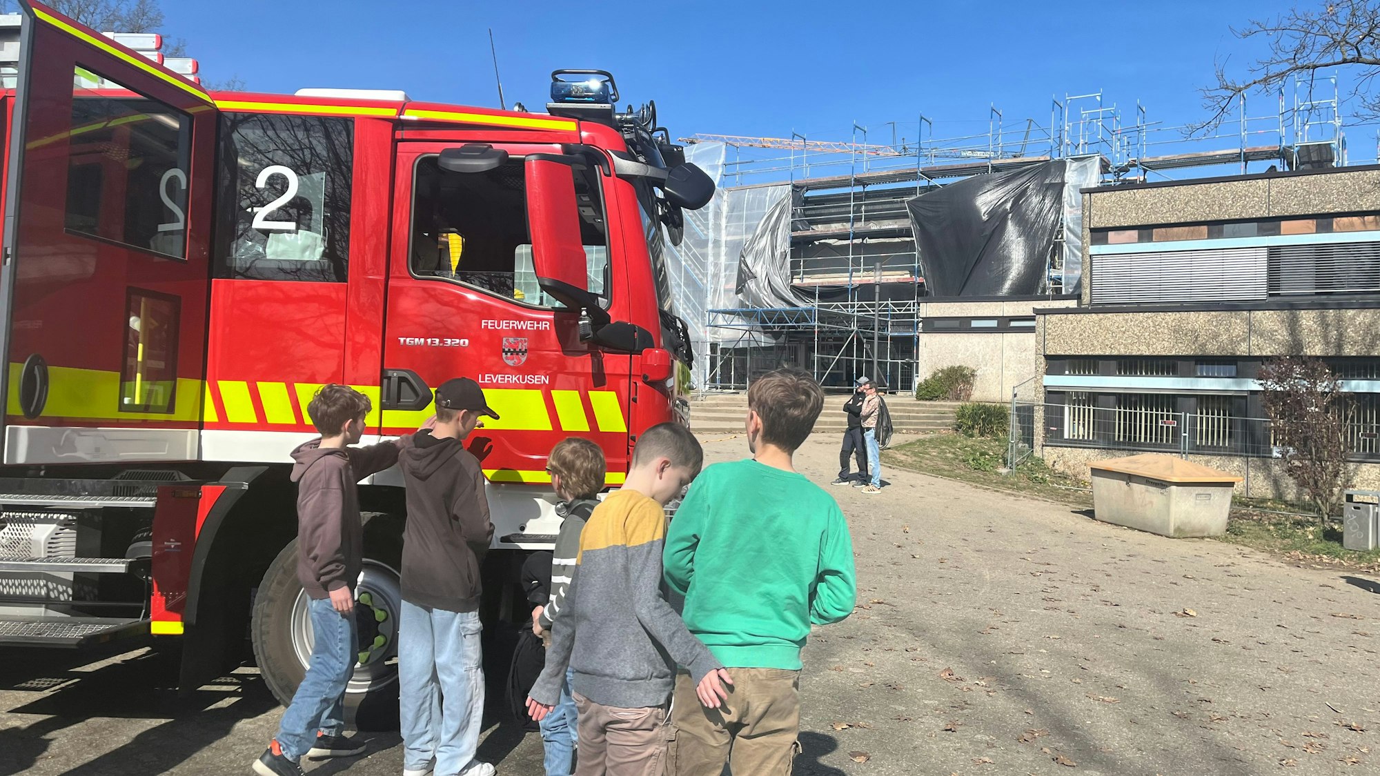 Am Werner-Heisenberg-Gymnasium in Leverkusen läuft derzeit ein Feuerwehreinsatz.
