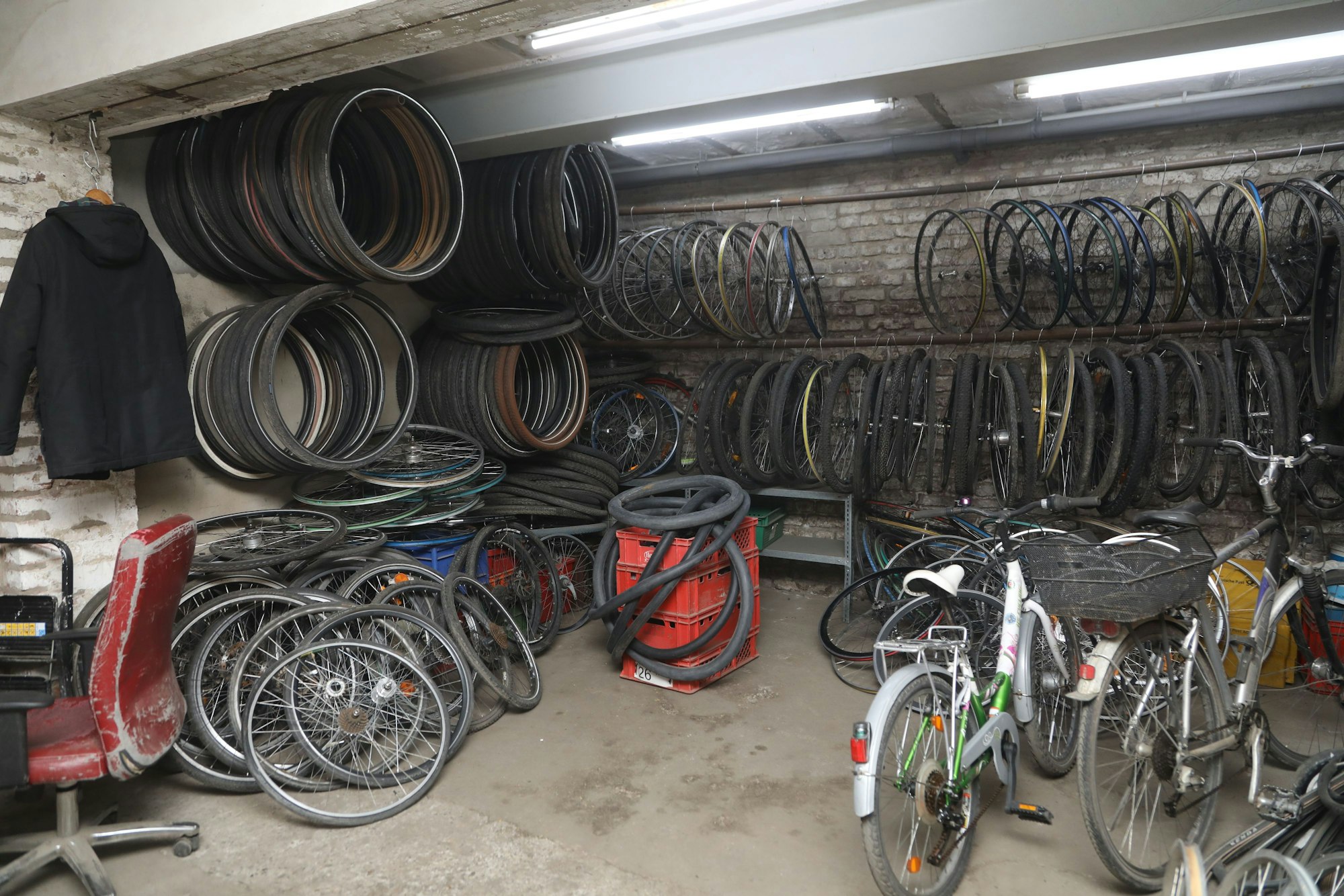 20.03.2025, Köln: Eine Sammlung an Ersatzteile am Umweltzentrum an der Niehler Straße. Die AWB sammelt alte Fahrräder in der Stadt ein. Einige werden im Umweltzentrum reperiert und verkauft. Foto: Arton Krasniqi