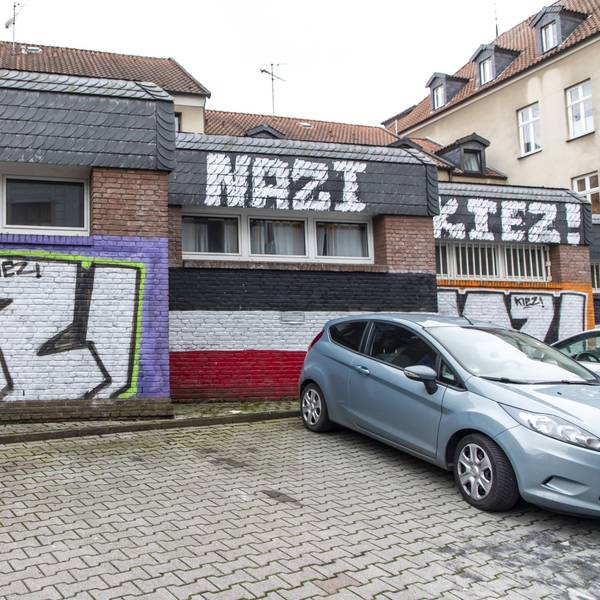 Dortmund-Dorstfeld, der so genannten Nazi Kiez, Emscherstrasse, Hochburg von Rechtsextremen, Graffiti, *** Dortmund Dorstfeld of the so-called Nazi Kiez Emscherstrasse stronghold of right-wing extremists Graffiti