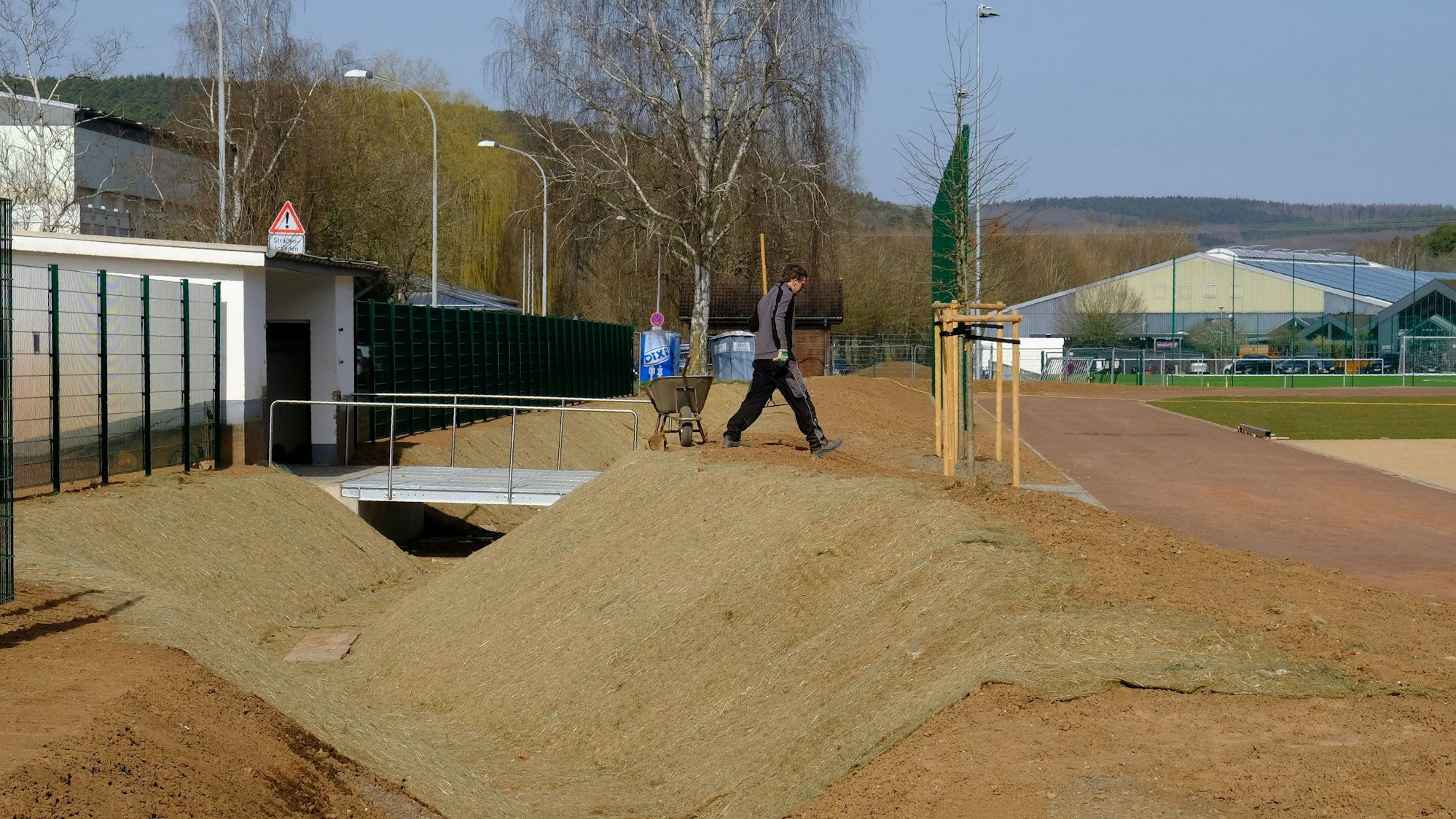 Das Bild zeigt den Graben und die benachbarte 400-Meter-Rundbahn auf der Sportfläche im Kaller Auel.