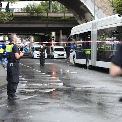 24.09.2024, Köln: Bei einem schweren Unfal mit einem KVB Busl in Buchforst ist ein 10jähriges Mädchen mit ihrem Roller an der Waldecker Straße schwer Verletz worde. Die Polizei ermittelt den Hergang. Foto: Arton Krasniqi