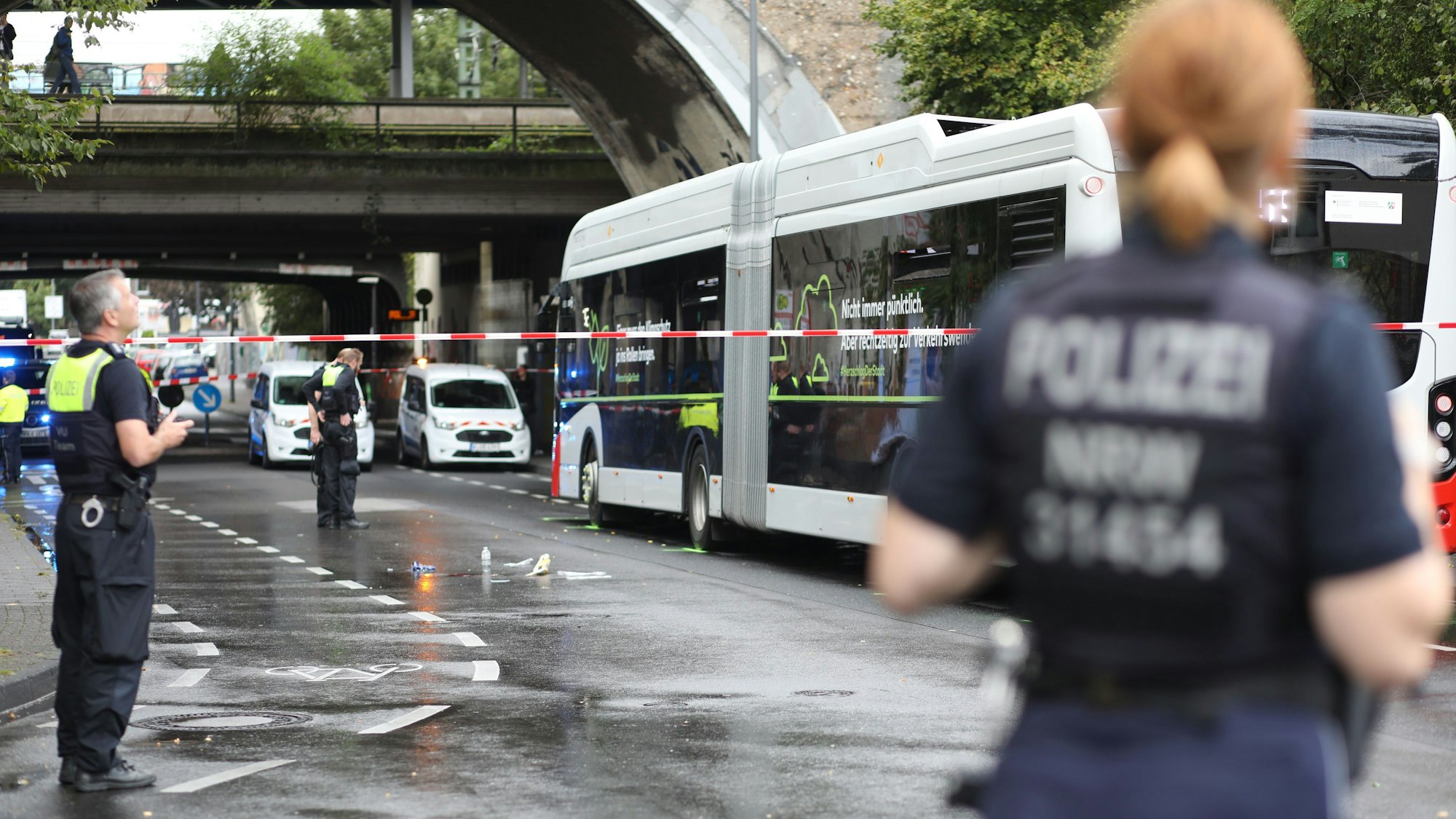 24.09.2024, Köln: Bei einem schweren Unfal mit einem KVB Busl in Buchforst ist ein 10jähriges Mädchen mit ihrem Roller an der Waldecker Straße schwer Verletz worde. Die Polizei ermittelt den Hergang. Foto: Arton Krasniqi