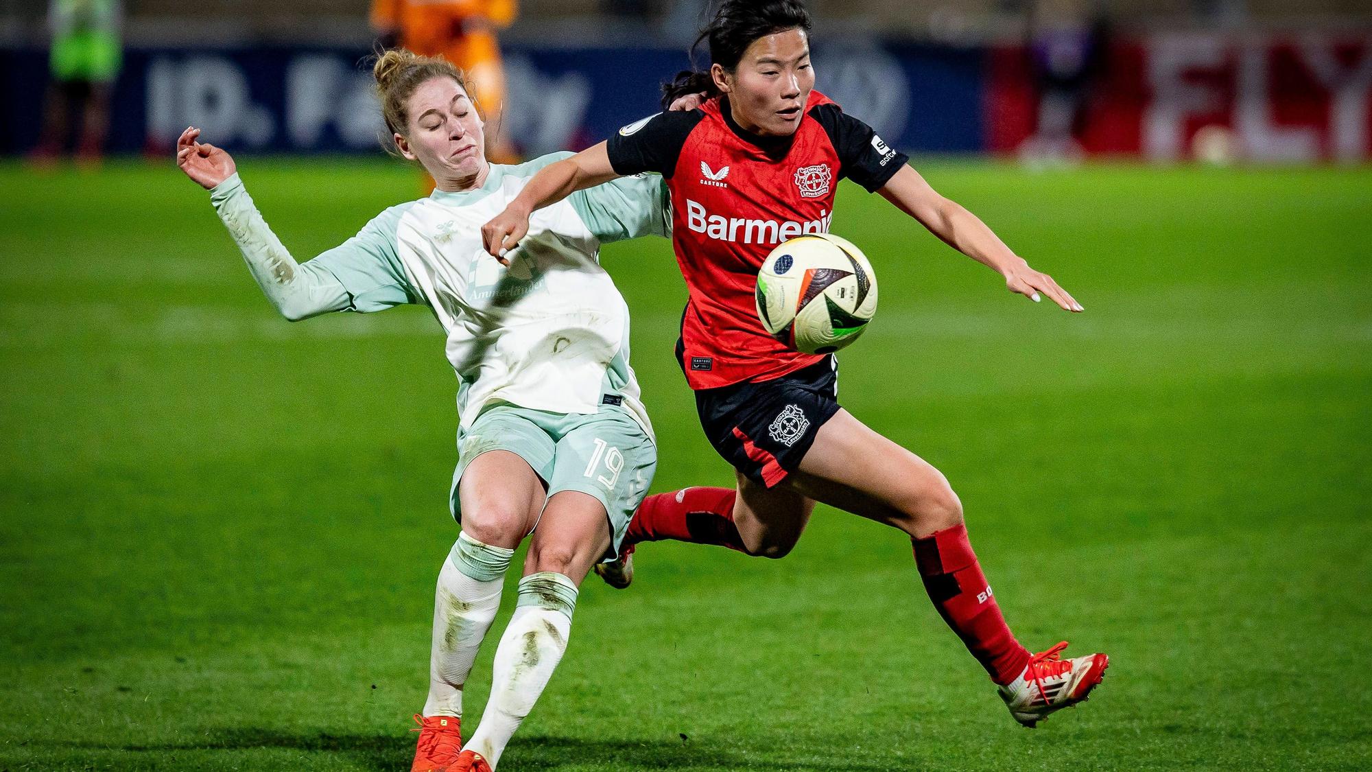 Frauen DFB-Pokal Bayer 04 Leverkusen - Werder Bremen, 12.02.2025 B19 klärt gegen Shen Menglu Bayer 04 Leverkusen, 28 Bayer 04 Leverkusen - Werder Bremen DFB-Pokal Viertelfinale am 12.02.2025 im Ulrich-Haberland-Stadion in Leverkusen Nordrhein-Westfalen. DFL REGULATIONS PROHIBIT ANY USE OF PHOTOGRAPHS AS IMAGE SEQUENCES AND/OR QUASI-VIDEO. *** Women DFB Pokal Bayer 04 Leverkusen Werder Bremen, 12 02 2025 B19 clears against Shen Menglu Bayer 04 Leverkusen, 28 Bayer 04 Leverkusen Werder Bremen DFB Pokal quarterfinal on 12 02 2025 at Ulrich Haberland Stadium in Leverkusen North Rhine Westphalia DFL REGULATIONS PROHIBIT ANY USE OF PHOTOGRAPHS AS IMAGE SEQUENCES AND OR QUASI VIDEO Copyright: xBEAUTIFULxSPORTS/AxelxKohringx