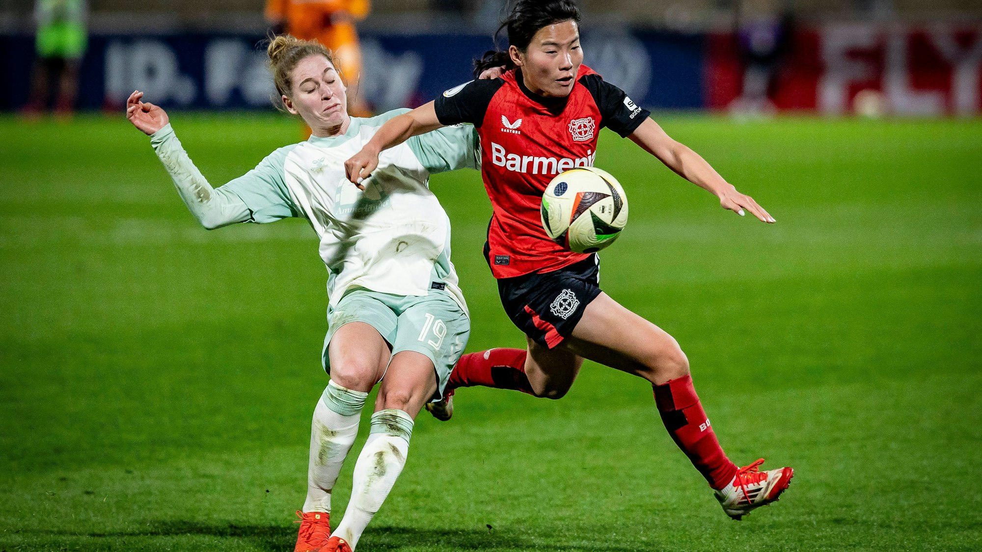 Frauen DFB-Pokal Bayer 04 Leverkusen - Werder Bremen, 12.02.2025 B19 klärt gegen Shen Menglu Bayer 04 Leverkusen, 28 Bayer 04 Leverkusen - Werder Bremen DFB-Pokal Viertelfinale am 12.02.2025 im Ulrich-Haberland-Stadion in Leverkusen Nordrhein-Westfalen. DFL REGULATIONS PROHIBIT ANY USE OF PHOTOGRAPHS AS IMAGE SEQUENCES AND/OR QUASI-VIDEO. *** Women DFB Pokal Bayer 04 Leverkusen Werder Bremen, 12 02 2025 B19 clears against Shen Menglu Bayer 04 Leverkusen, 28 Bayer 04 Leverkusen Werder Bremen DFB Pokal quarterfinal on 12 02 2025 at Ulrich Haberland Stadium in Leverkusen North Rhine Westphalia DFL REGULATIONS PROHIBIT ANY USE OF PHOTOGRAPHS AS IMAGE SEQUENCES AND OR QUASI VIDEO Copyright: xBEAUTIFULxSPORTS/AxelxKohringx