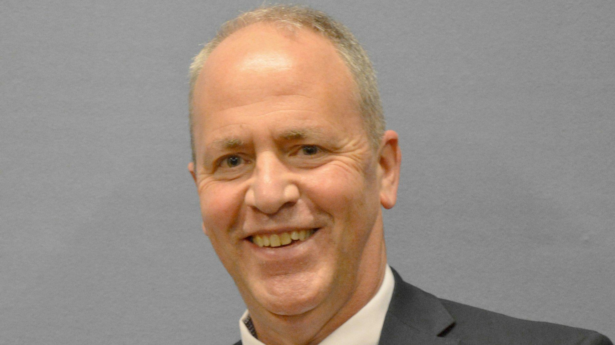 Das Foto ist ein Porträtbild von Hermann-Josef Esser.